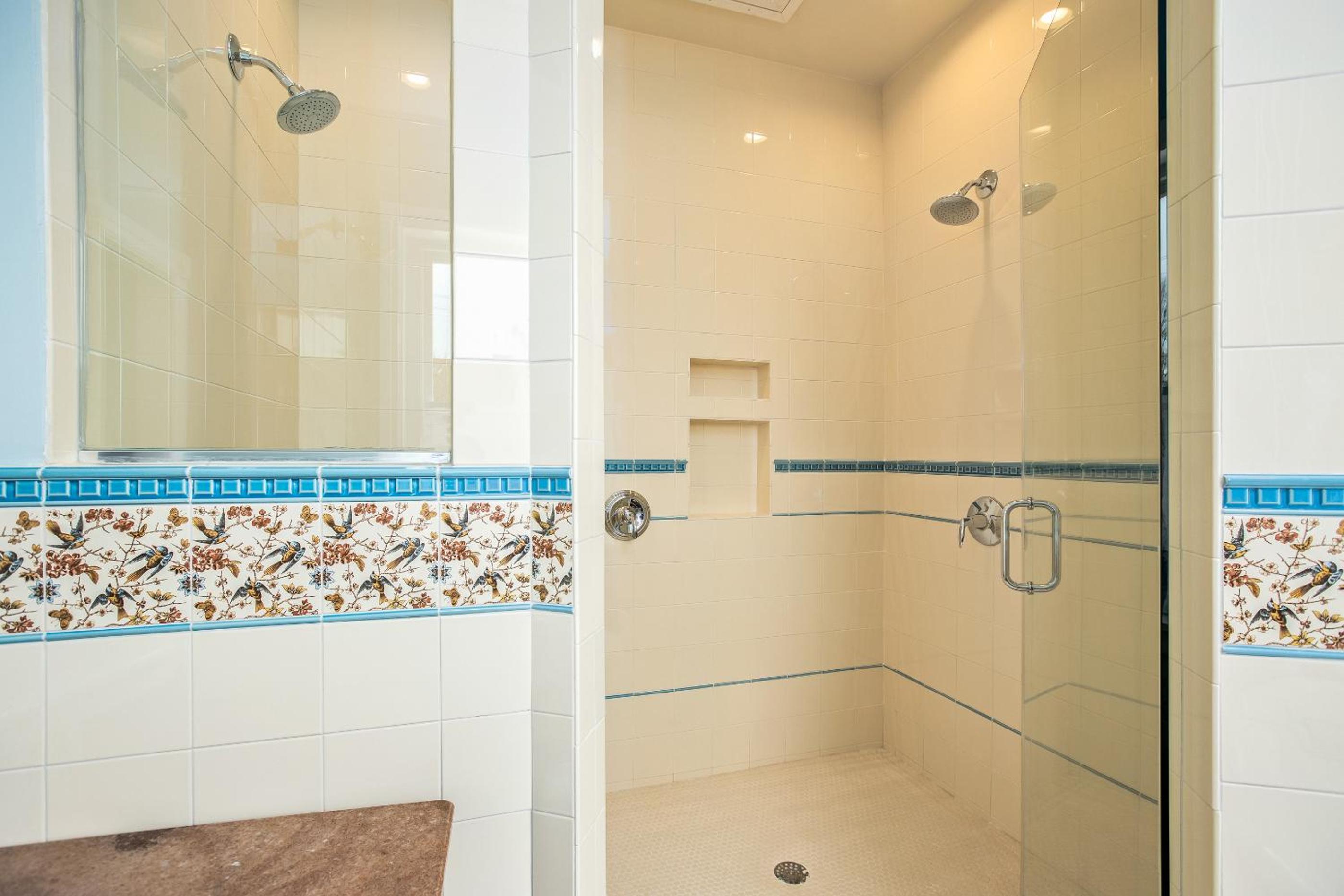 Deluxe Queen Suite - Photo 6