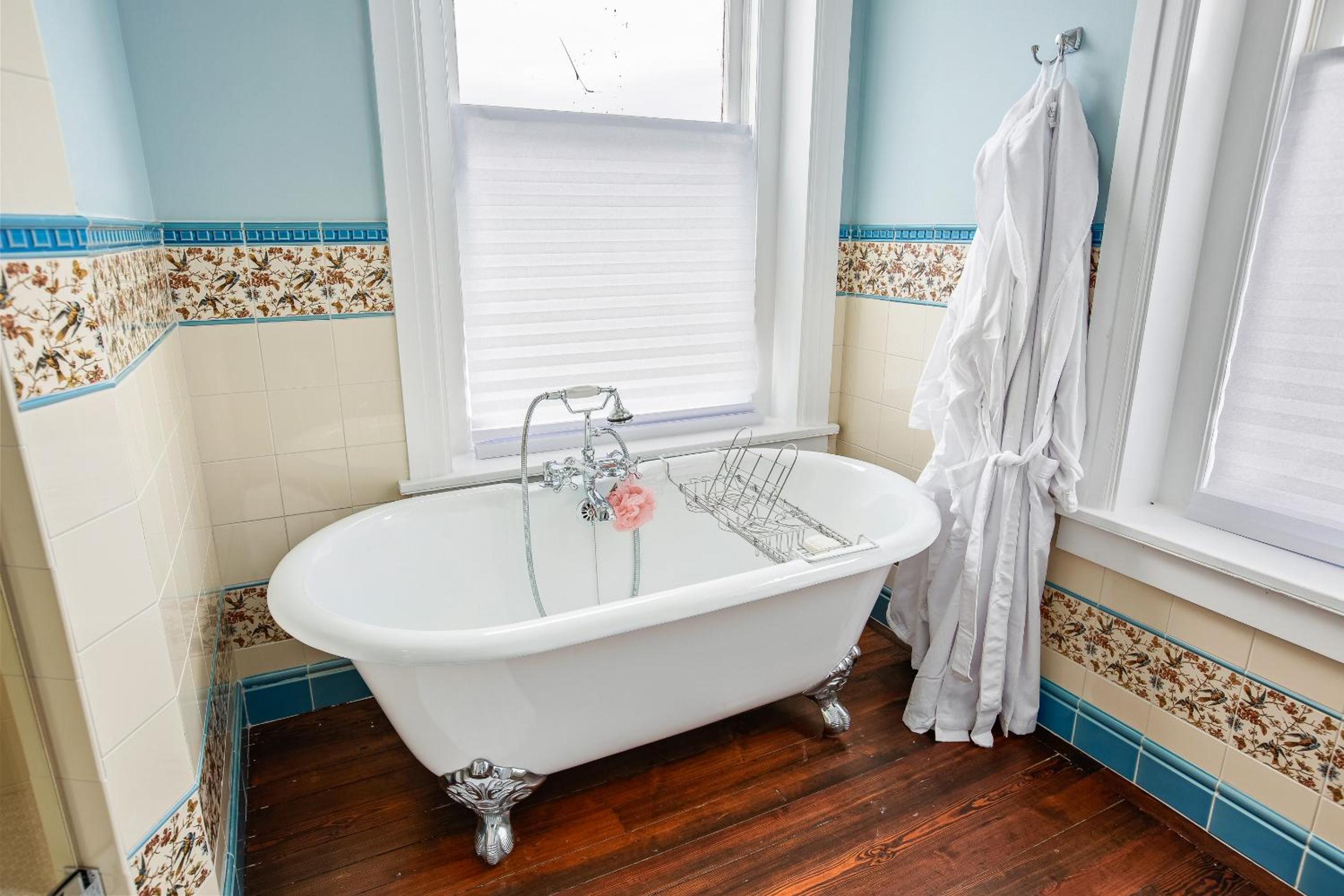Deluxe Queen Suite - Photo 8