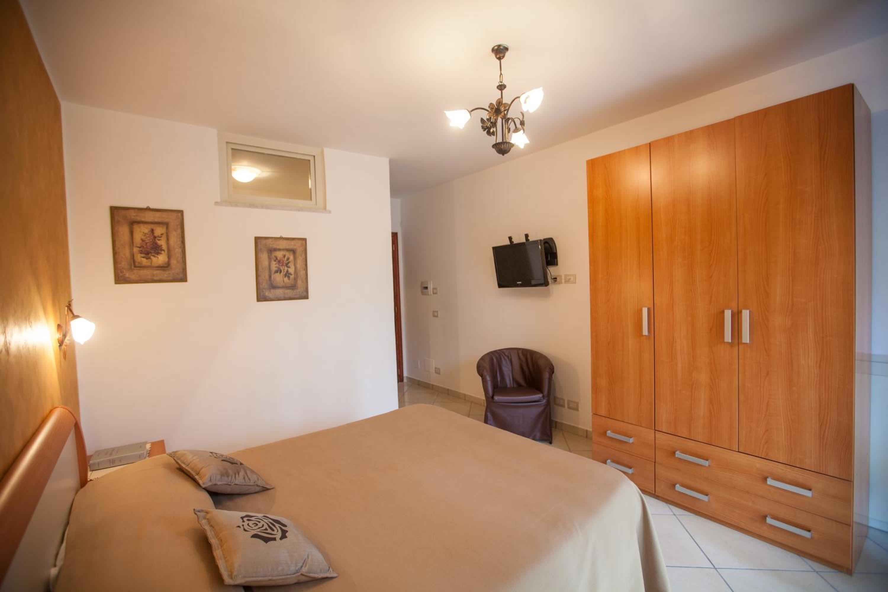 Double Room - Photo 11