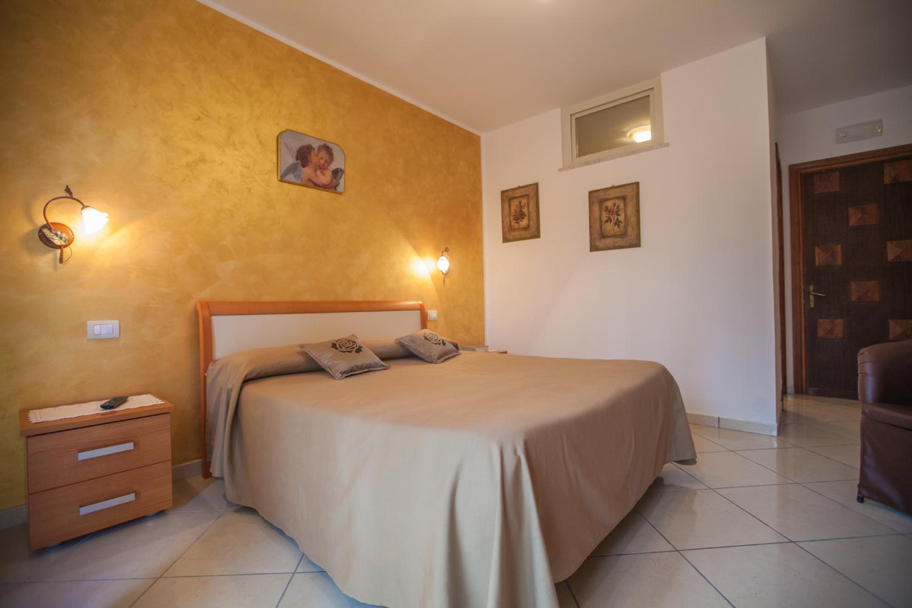 Double Room - Photo 12