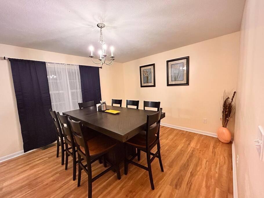 Five-Bedroom House photo 2