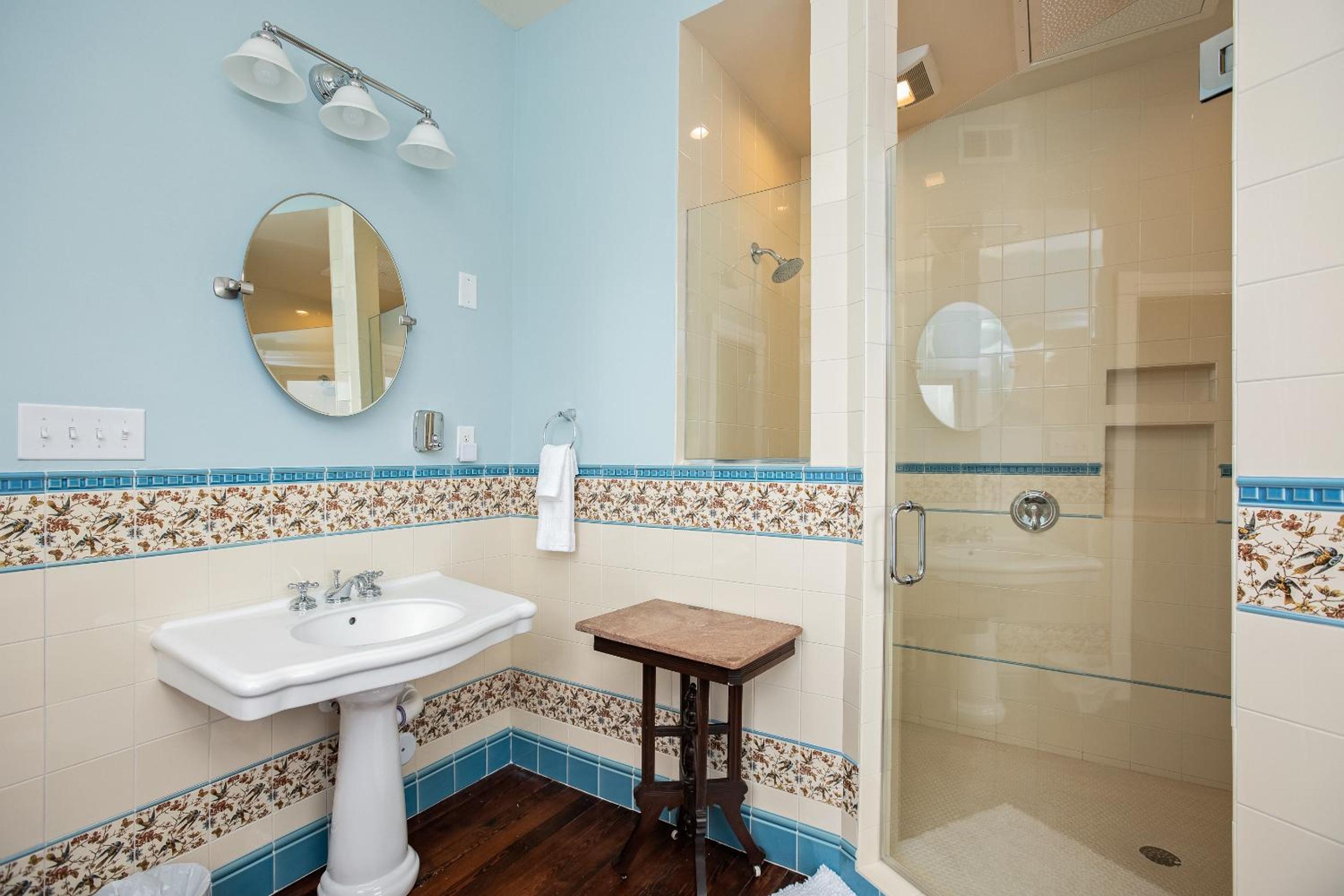 Deluxe Queen Suite - Photo 7