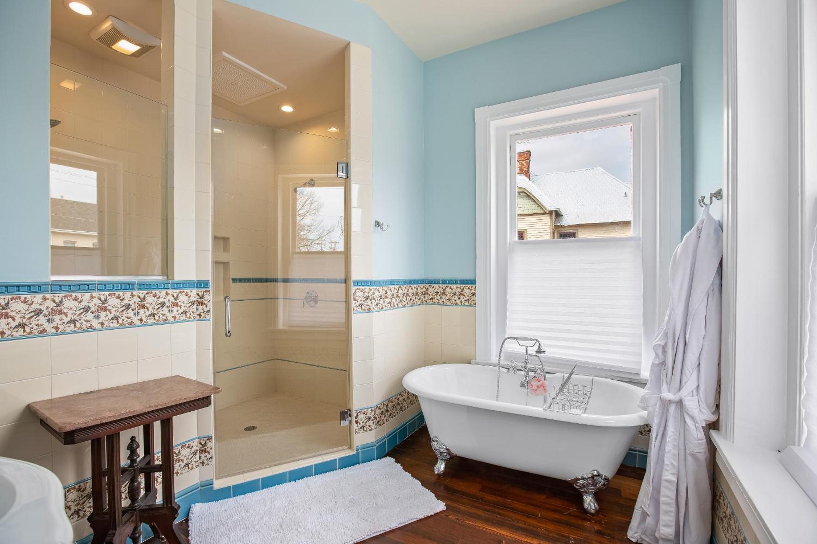 Deluxe Queen Suite - Photo 9