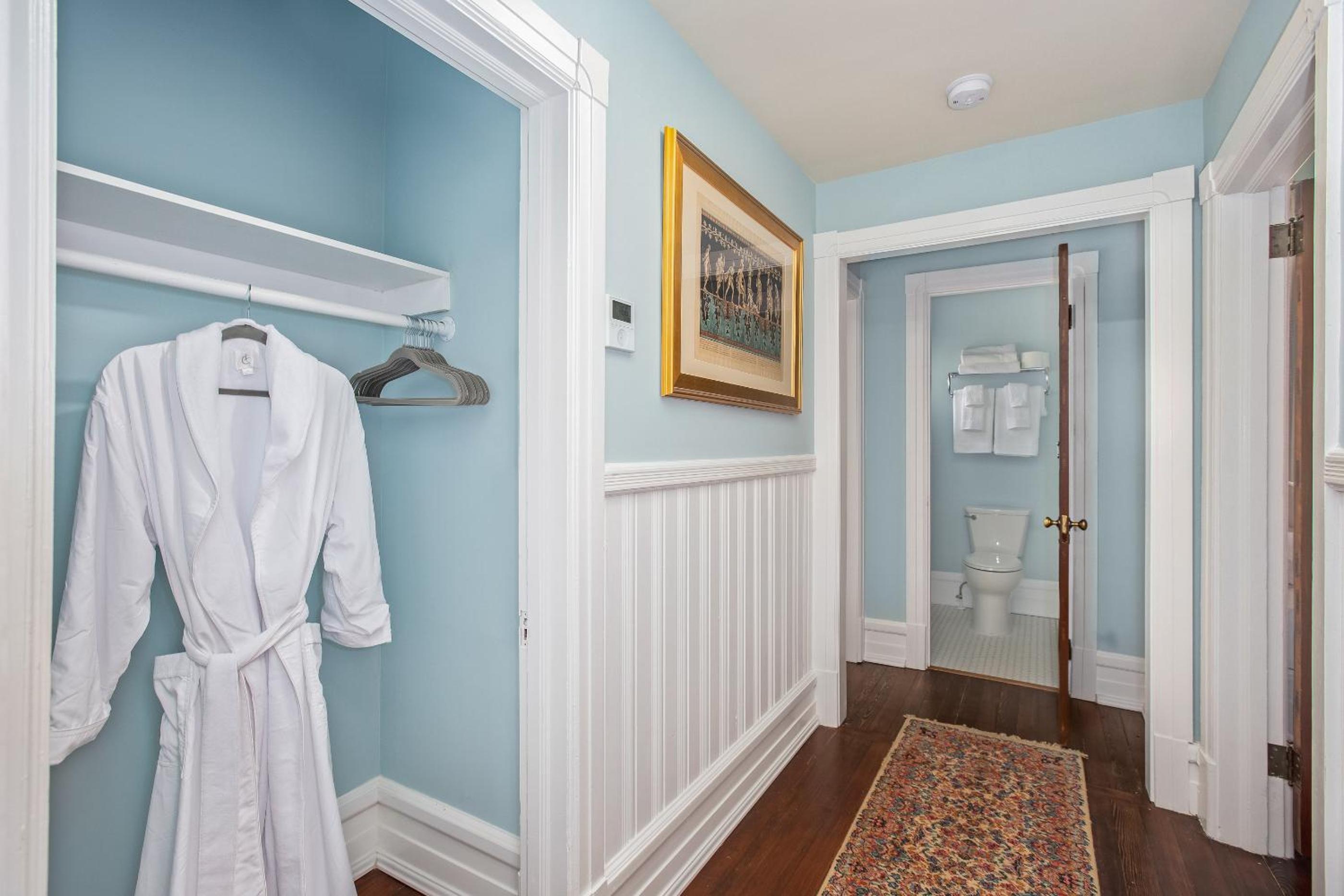 Deluxe Queen Suite - Photo 5