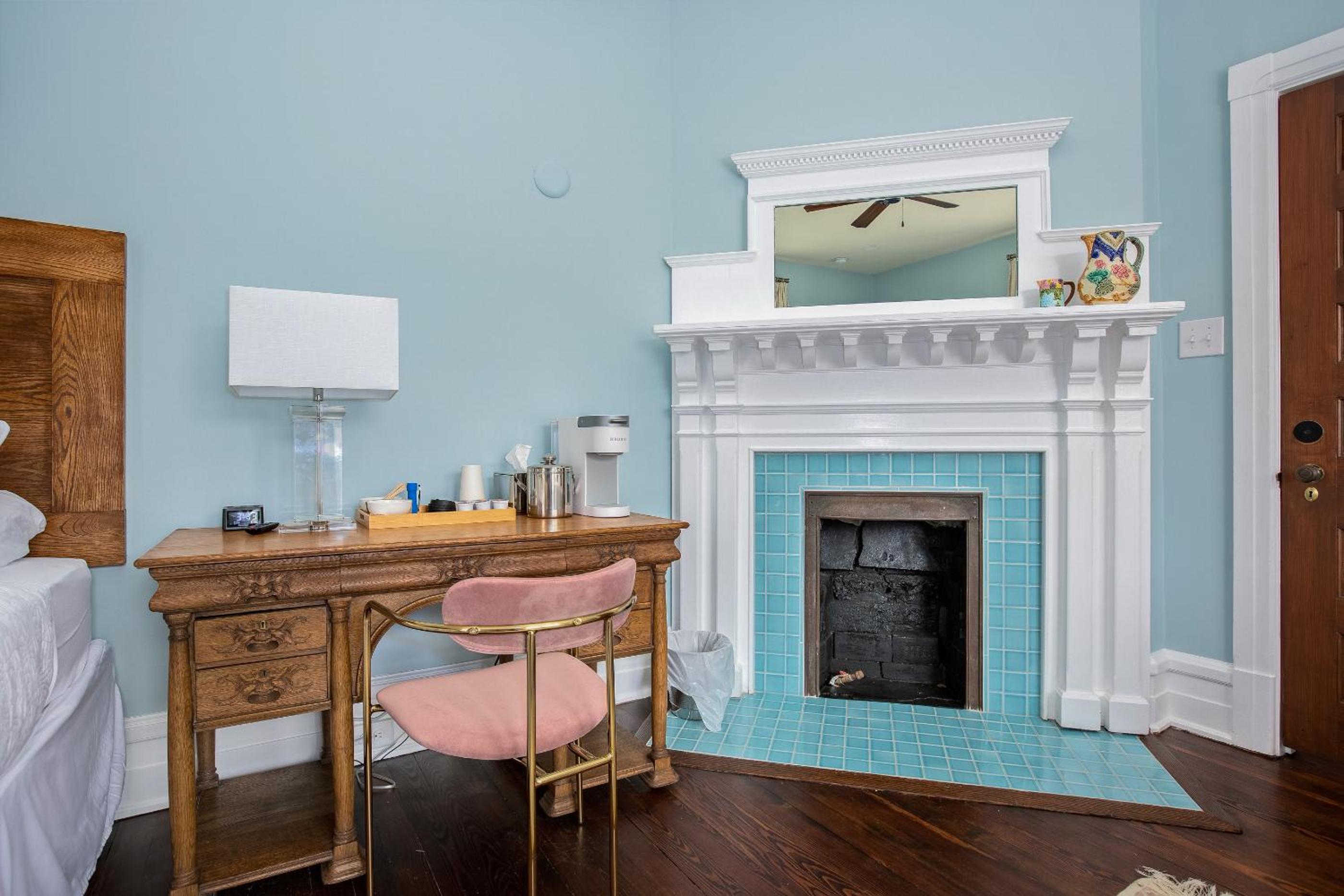 Deluxe Queen Suite - Photo 4