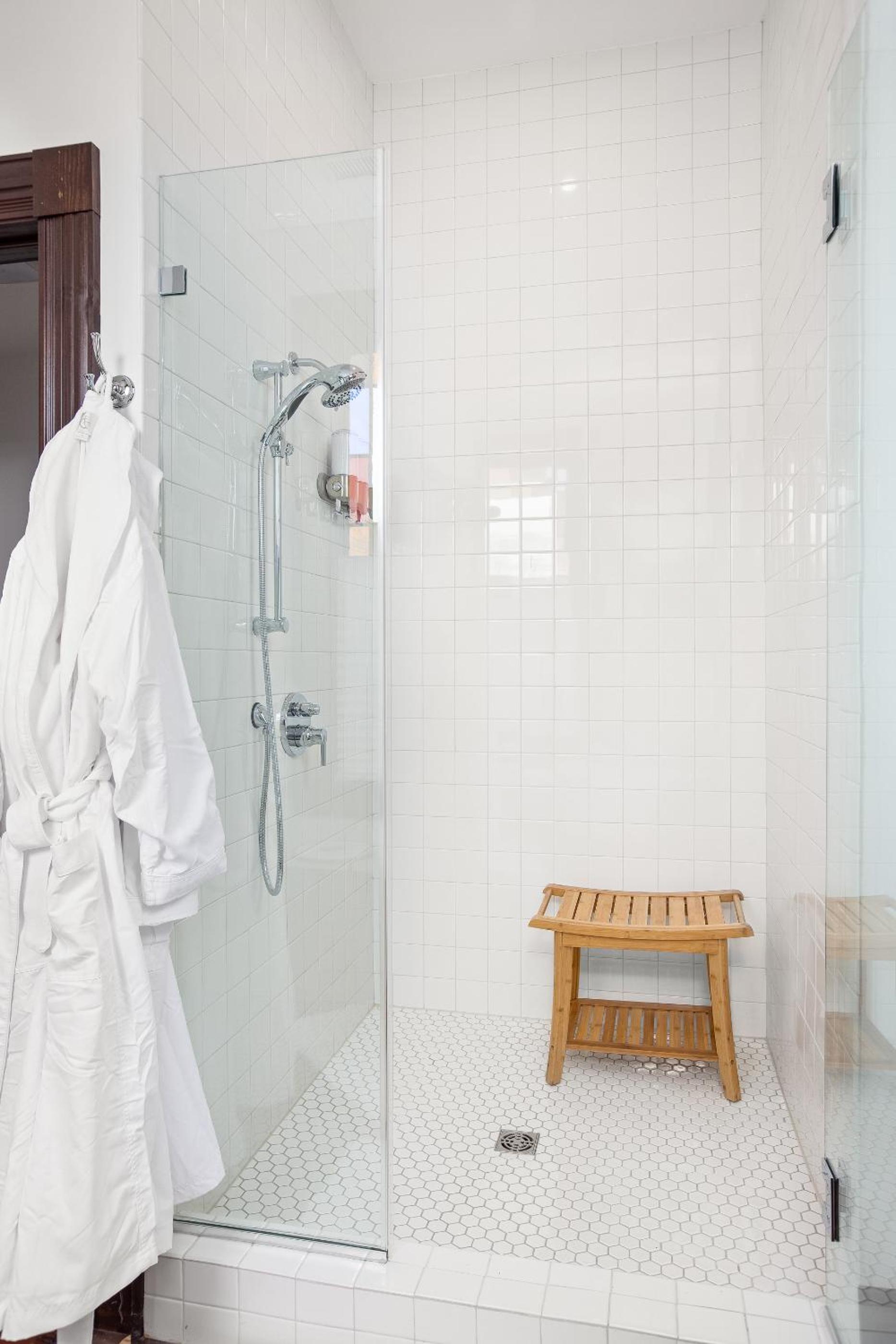 Double Room with Private Bathroom - Photo 2
