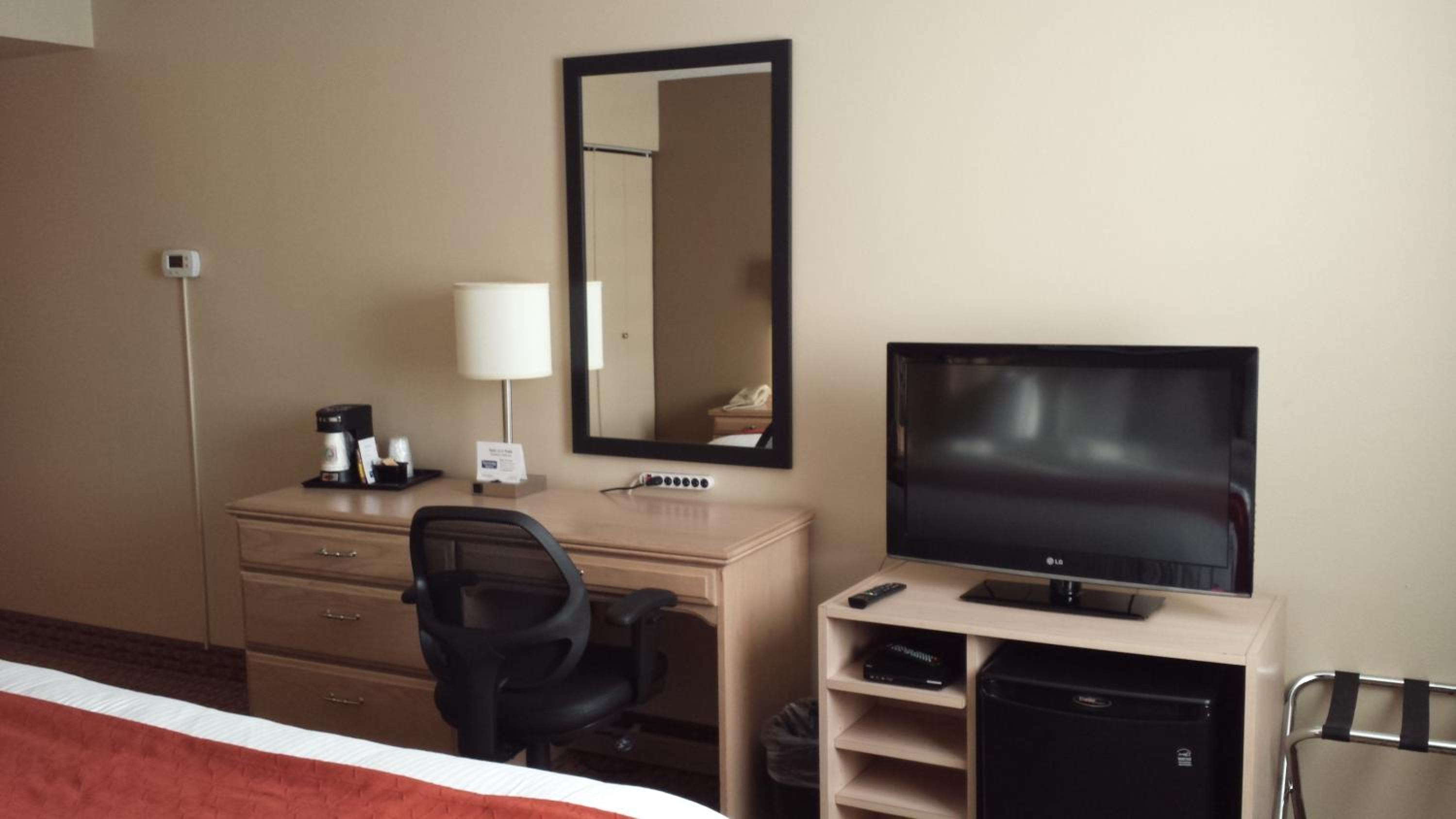 Queen Room with Two Queen Beds - First Floor/Non-Smoking - Photo 4