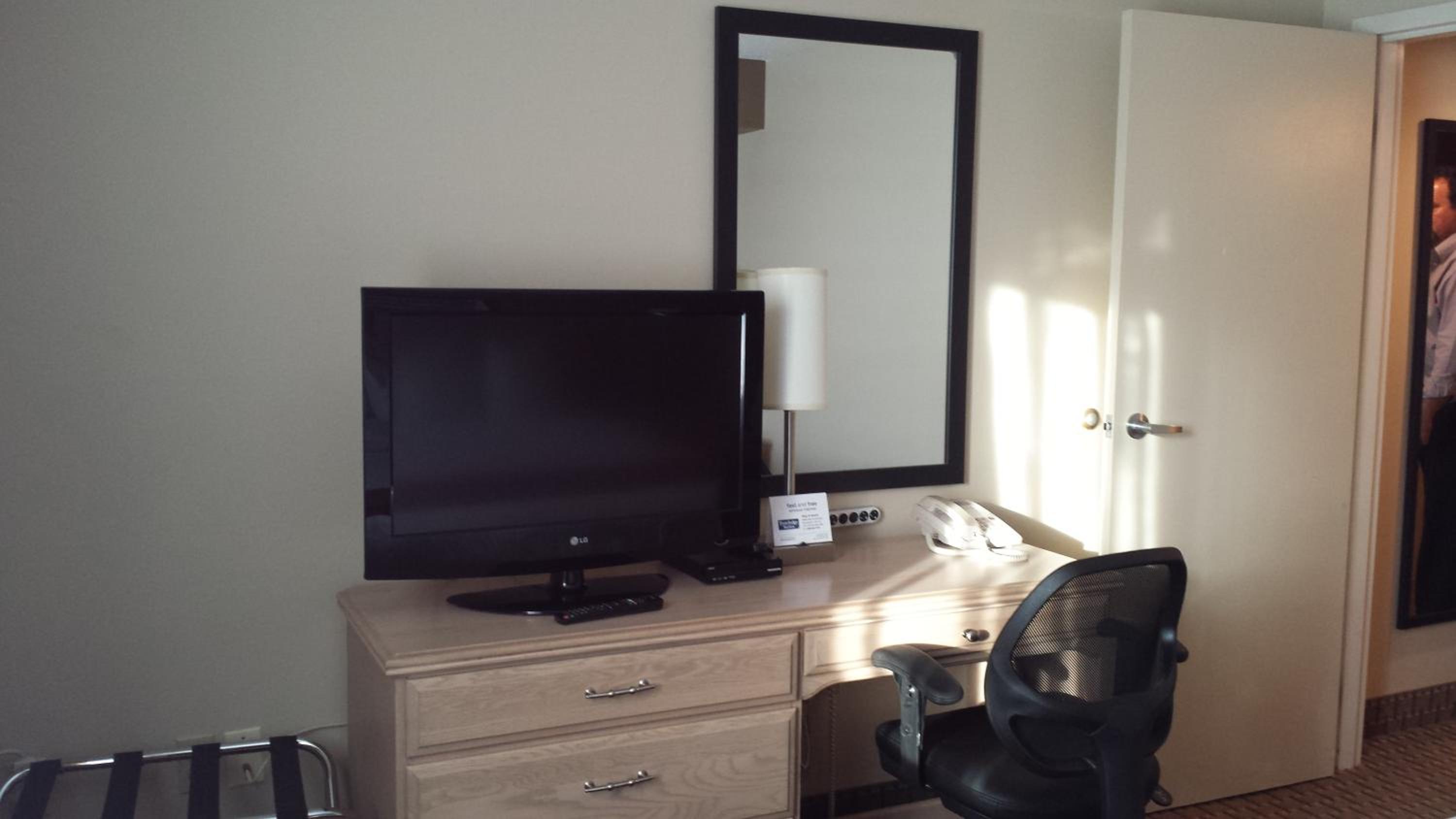 One-Bedroom Suite with Two King Beds - Non-Smoking - Photo 2