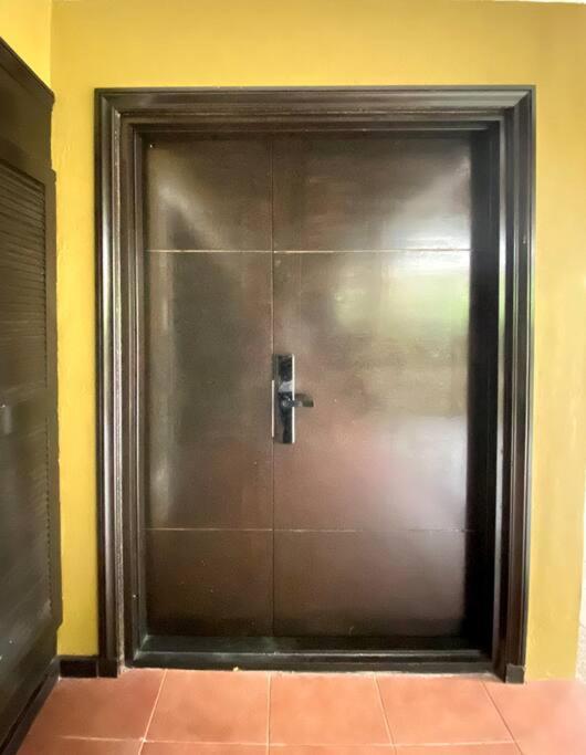 Five-Bedroom House - Photo 1