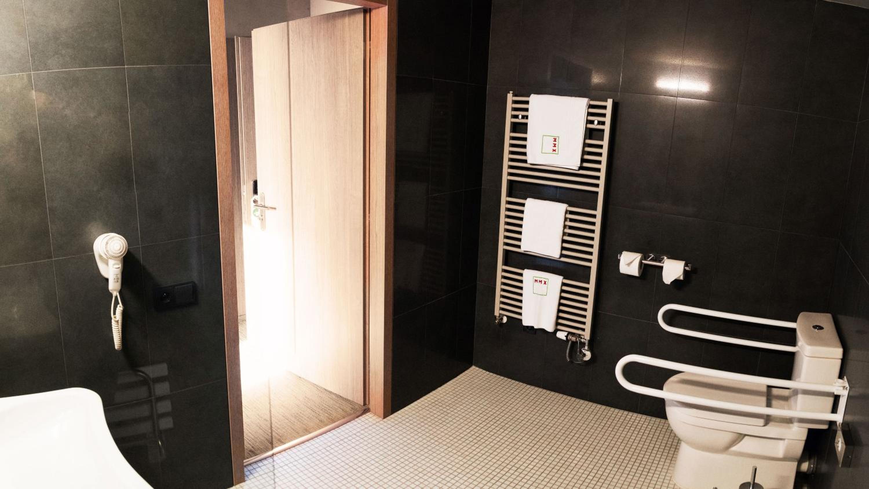 Single Room - Disability Access photo 3