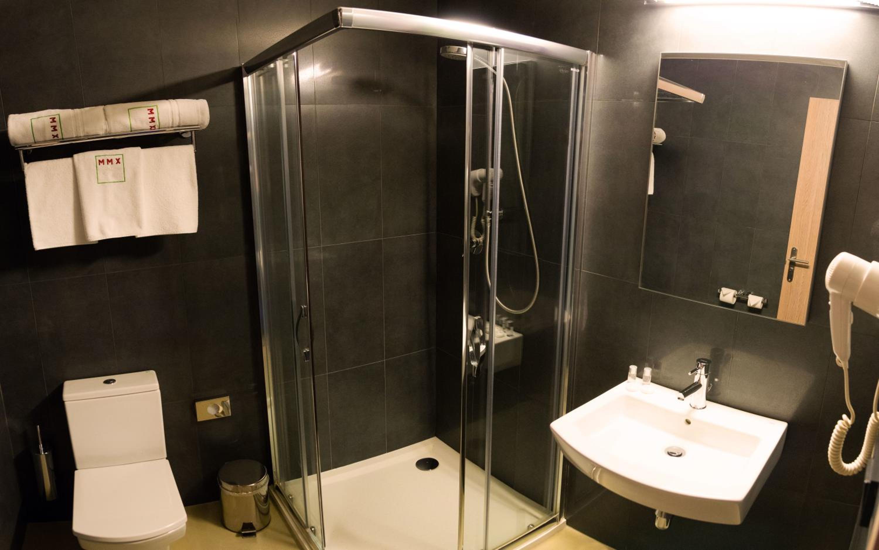 Double or Twin Room - Photo 4