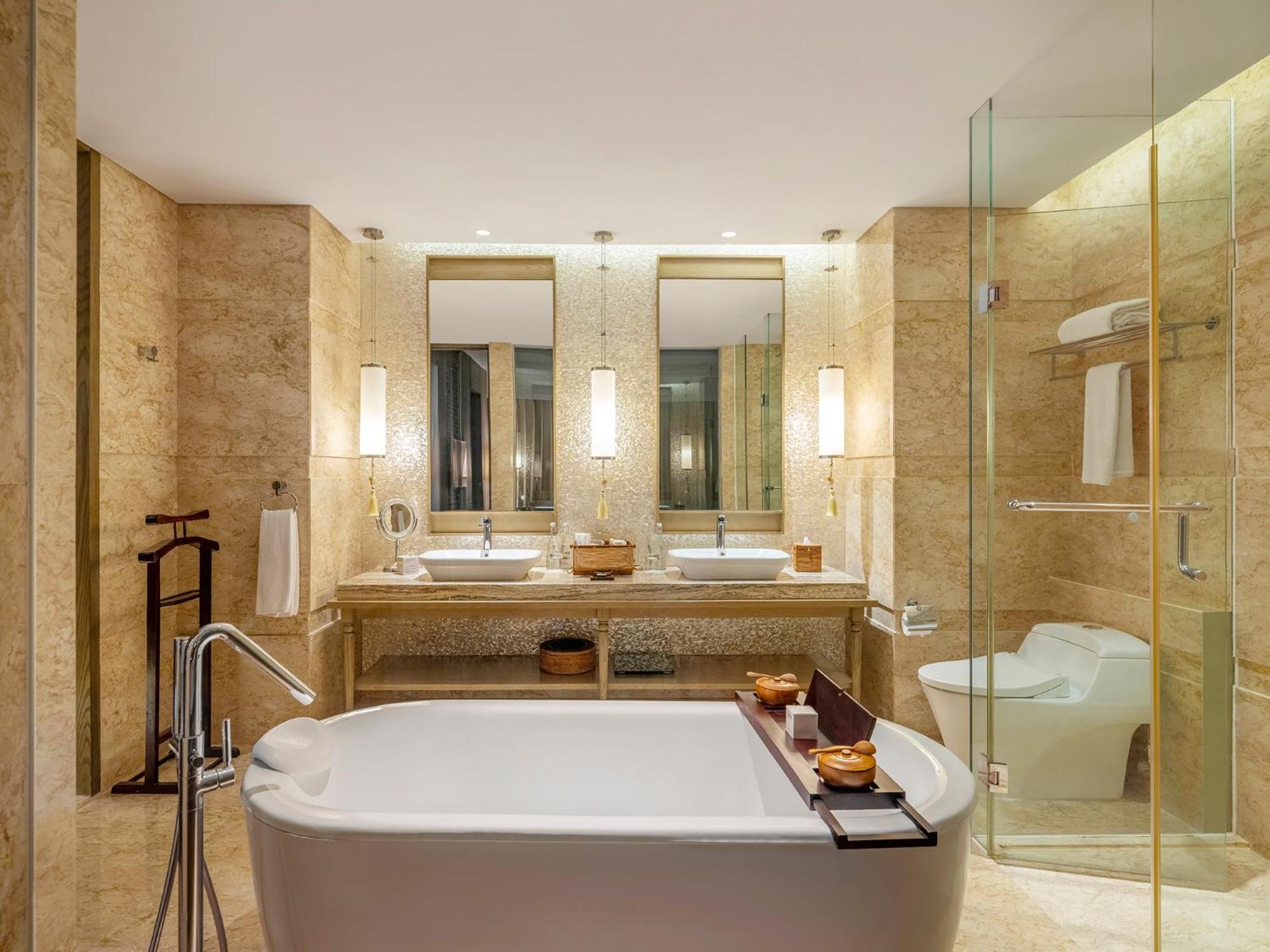 Pool Suite photo 2