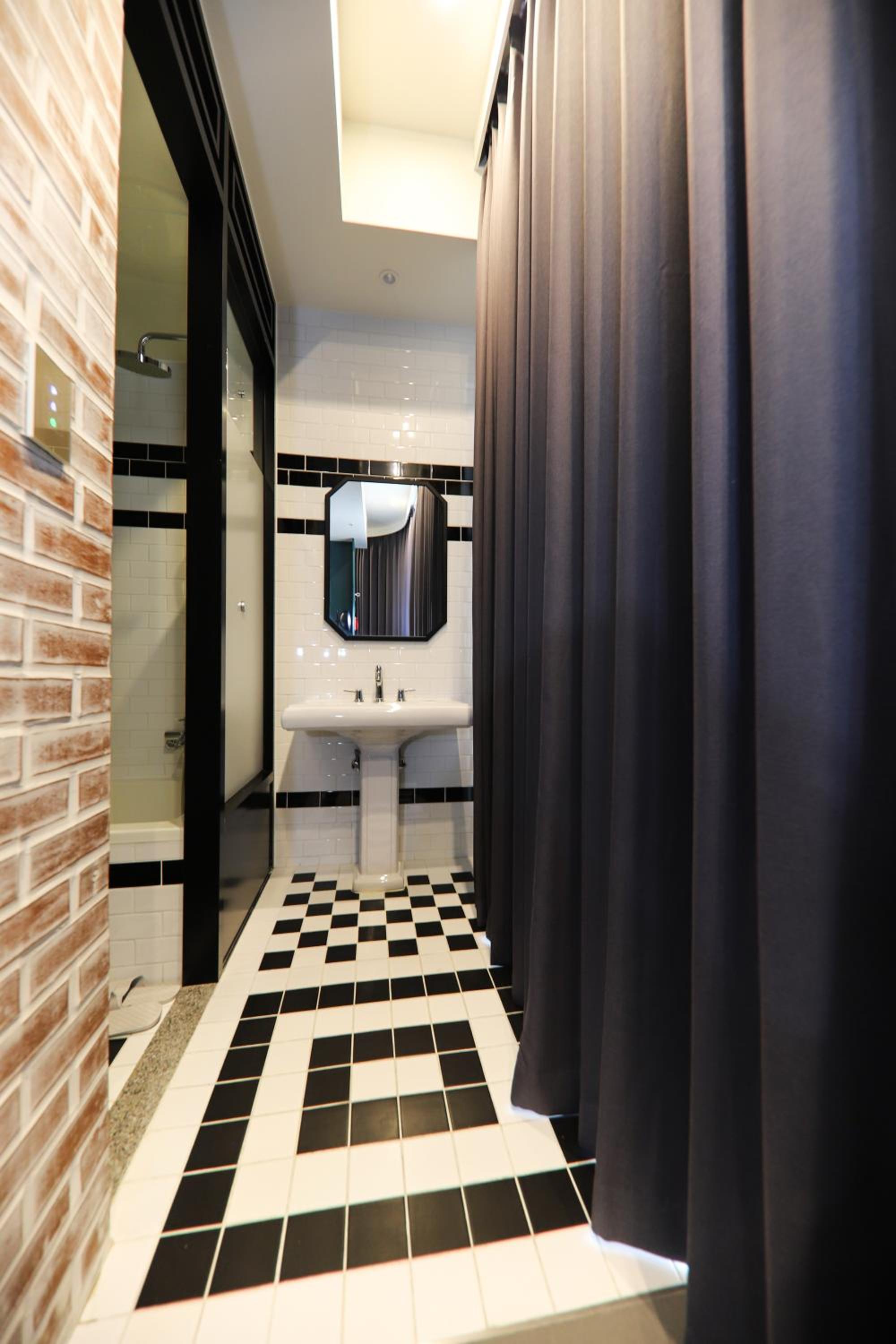 Double Room with Private Bathroom - Photo 8