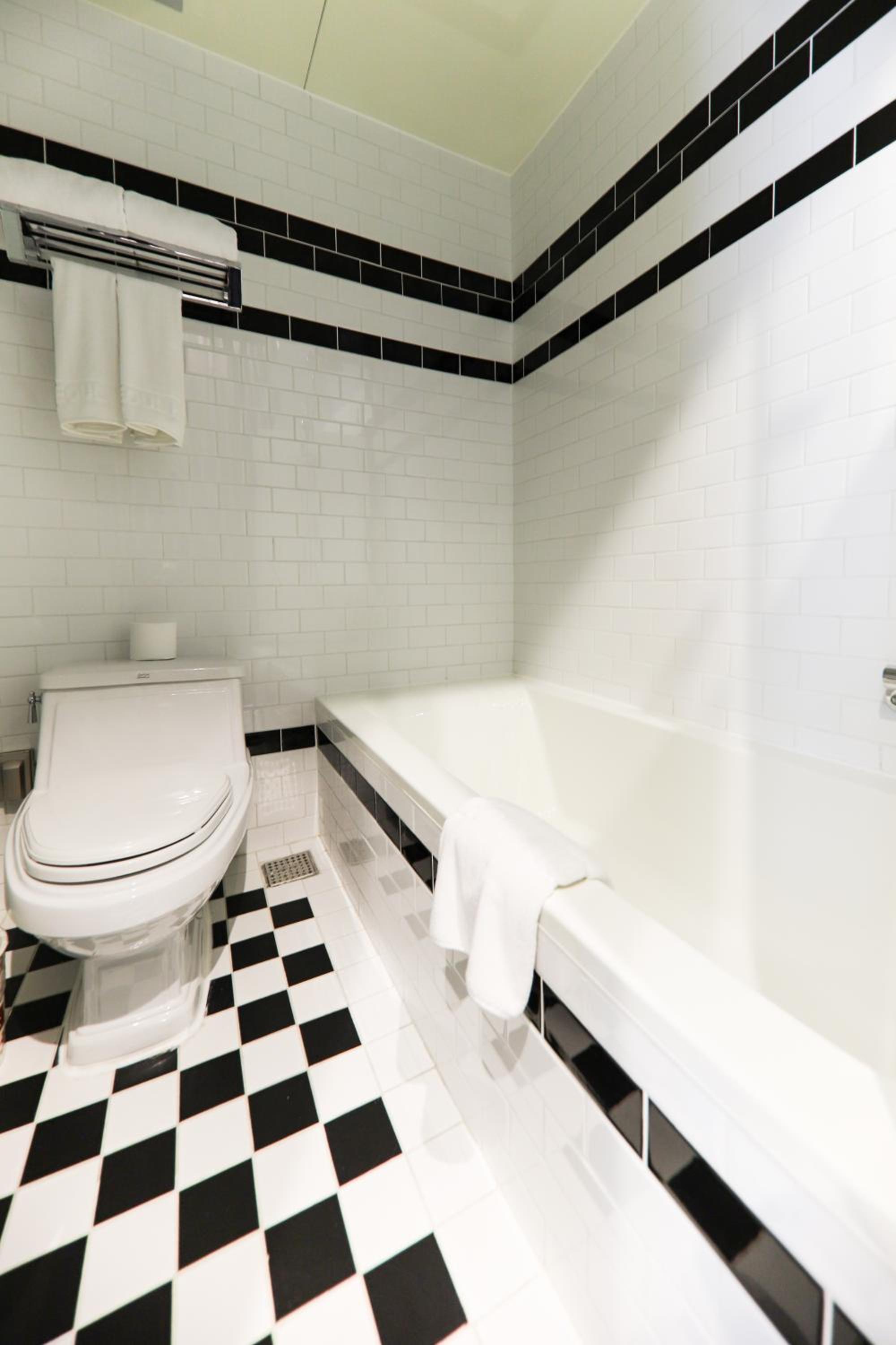 Double Room with Private Bathroom - Photo 9