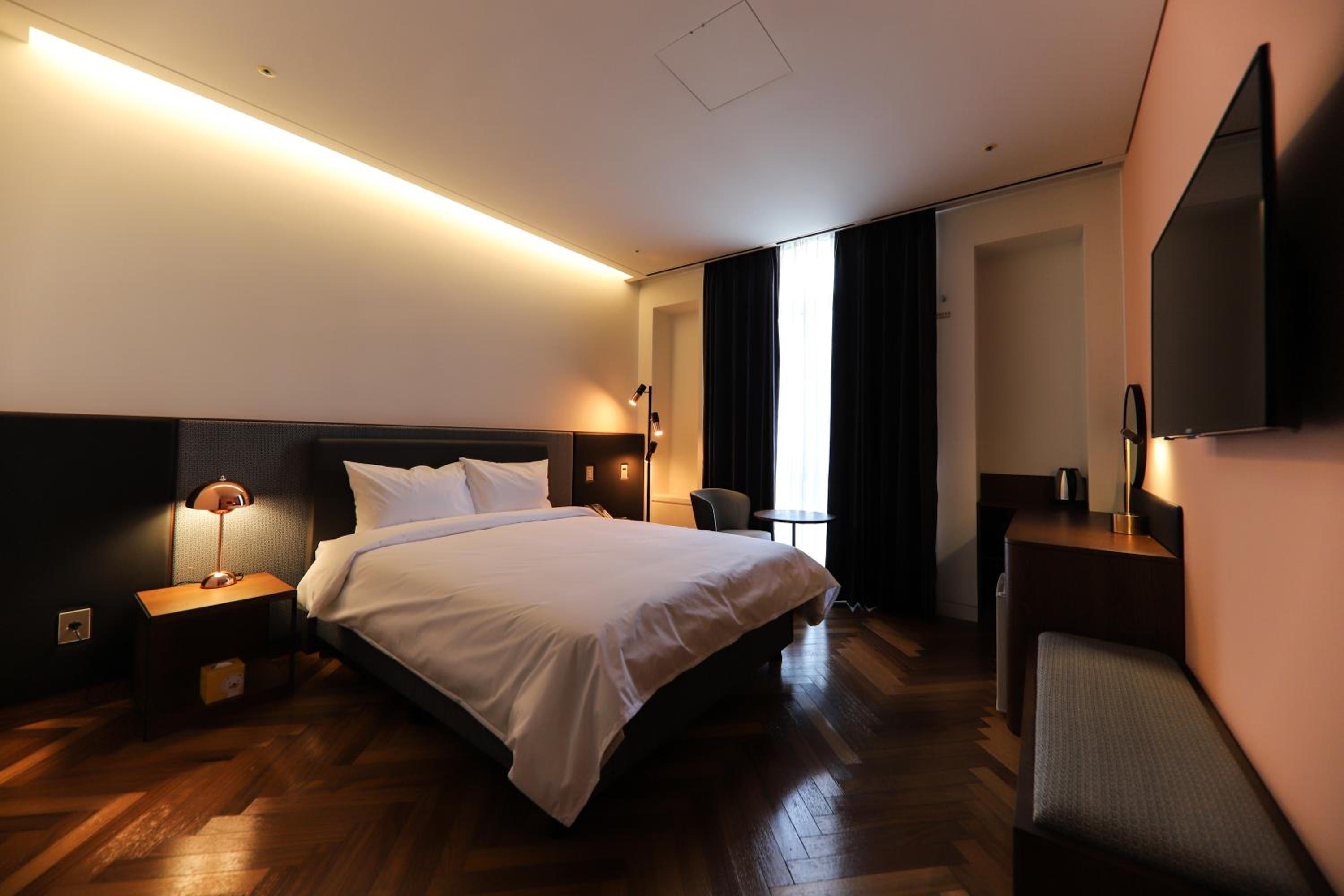 Double Room with Private Bathroom - Photo 18