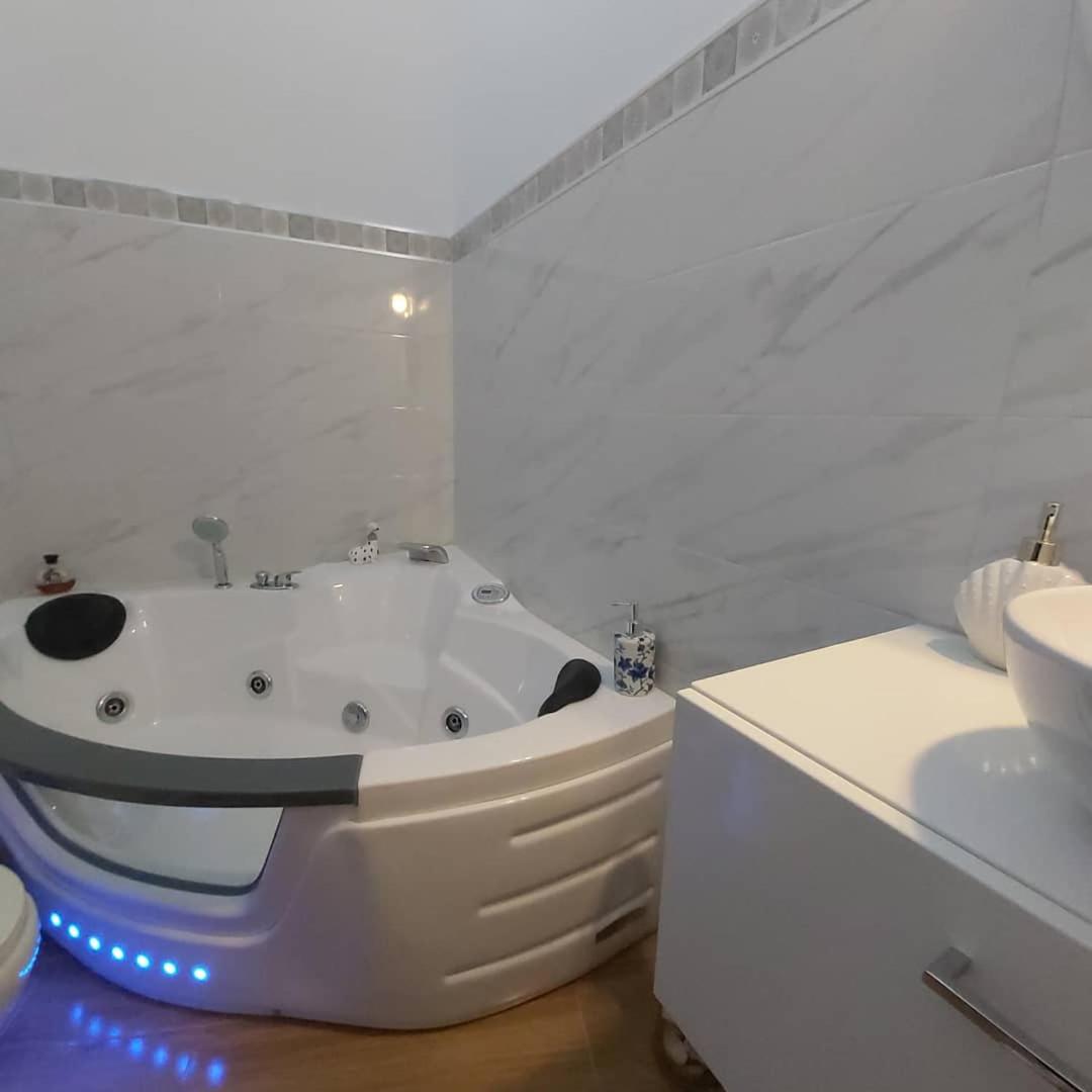 Double Room with Spa Bath - Photo 11