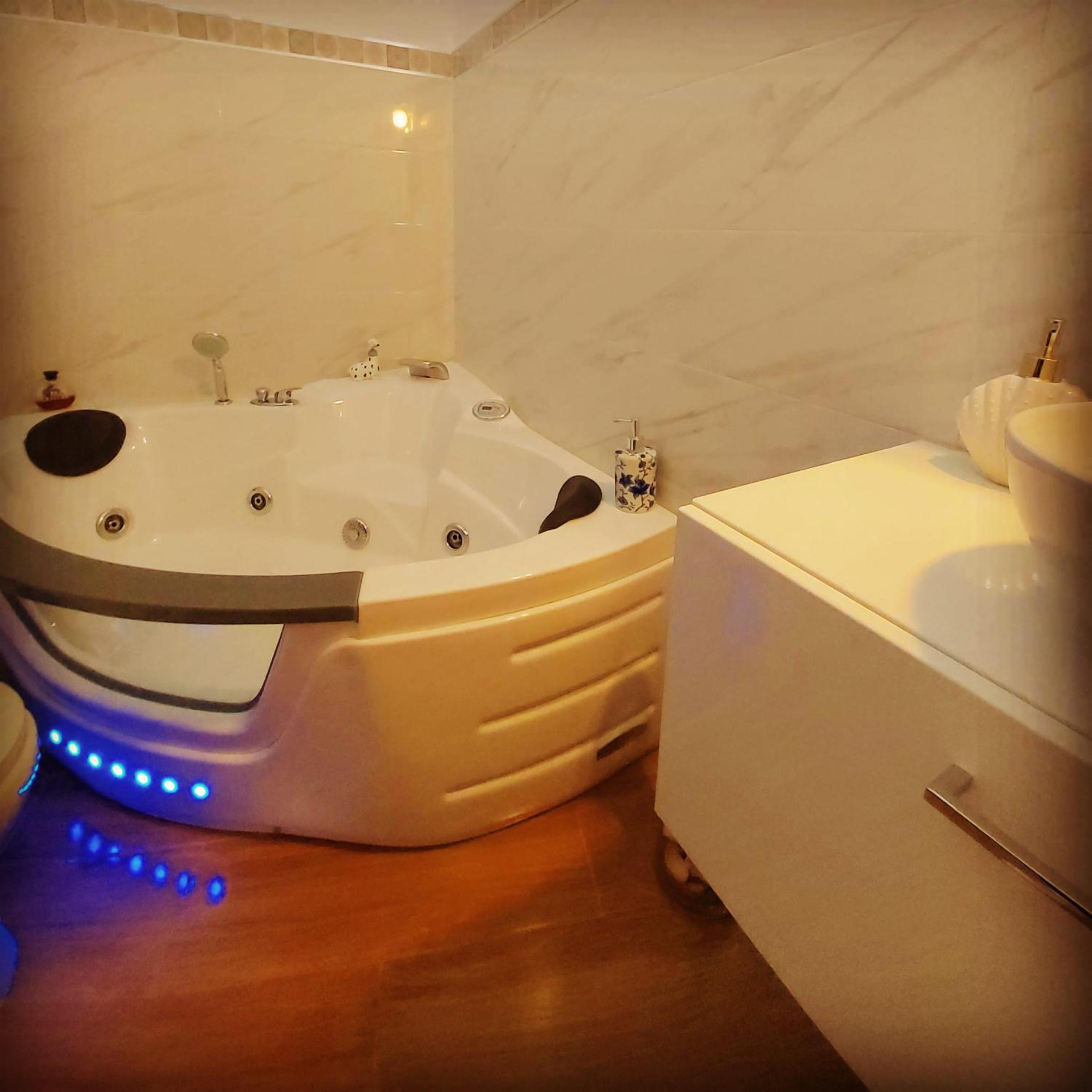 Double Room with Spa Bath - Photo 16