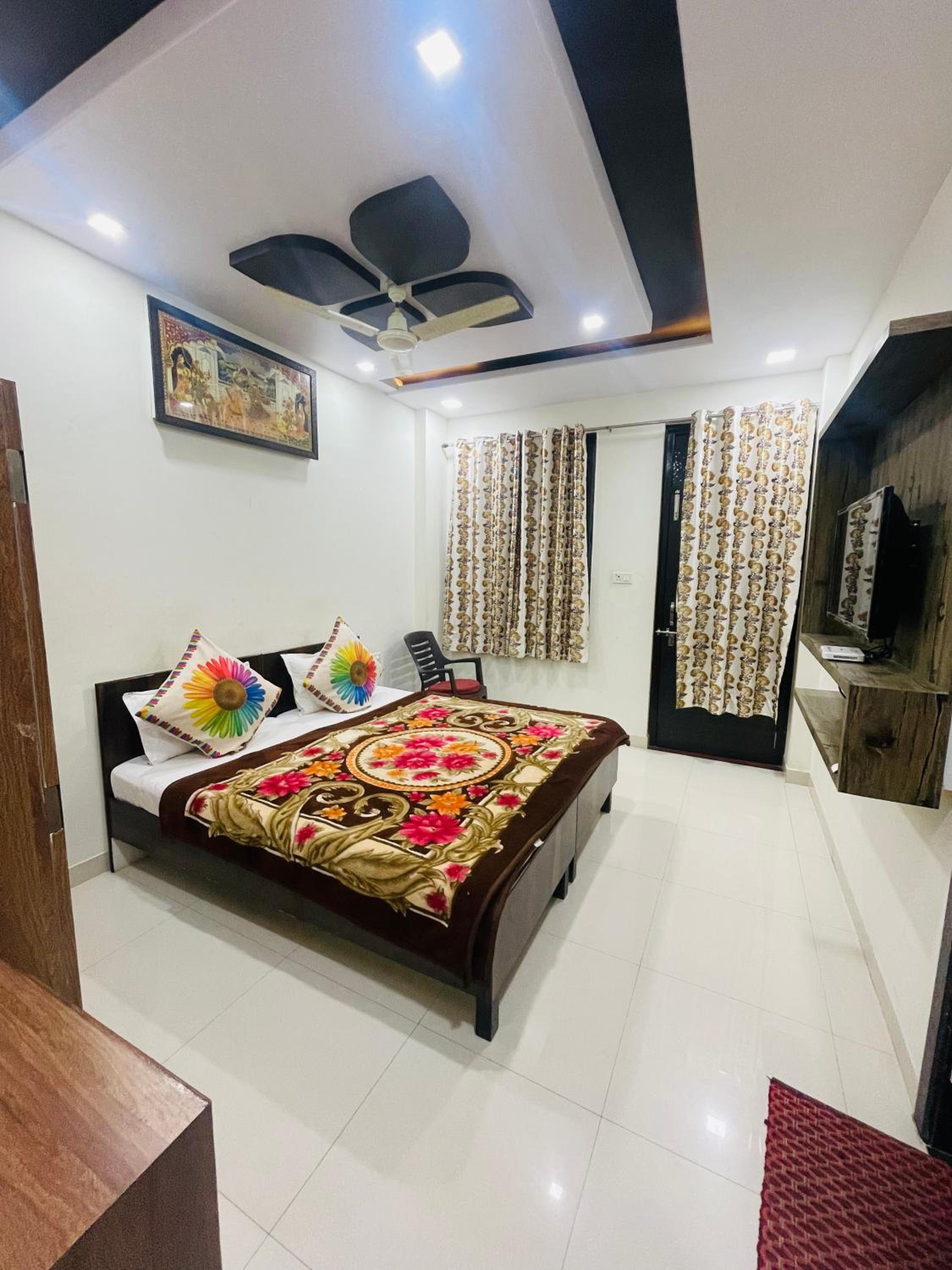 Deluxe Room (2 Adults + 1 Child)