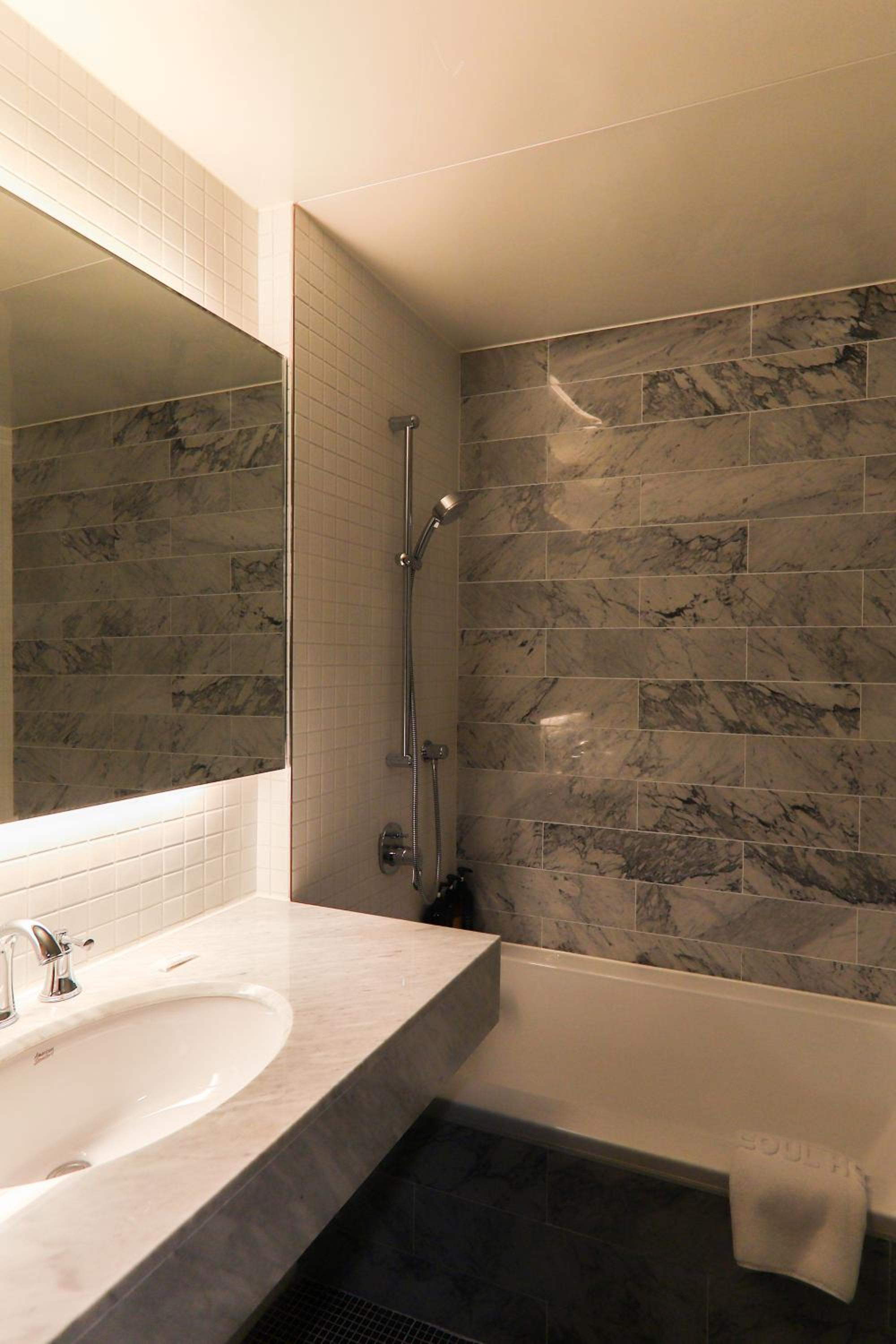 Queen Suite - Photo 2