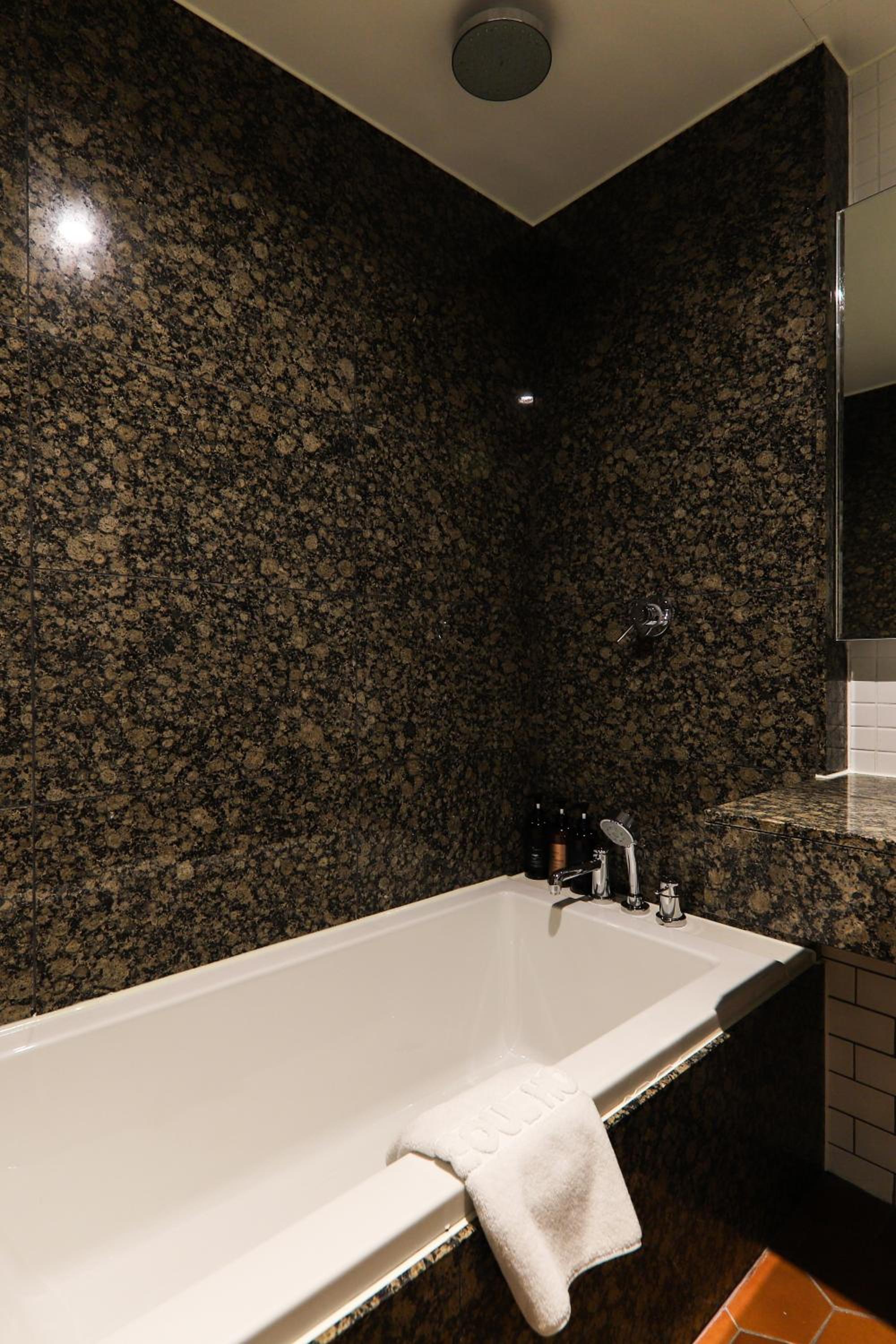 Suite with Terrace - Photo 17