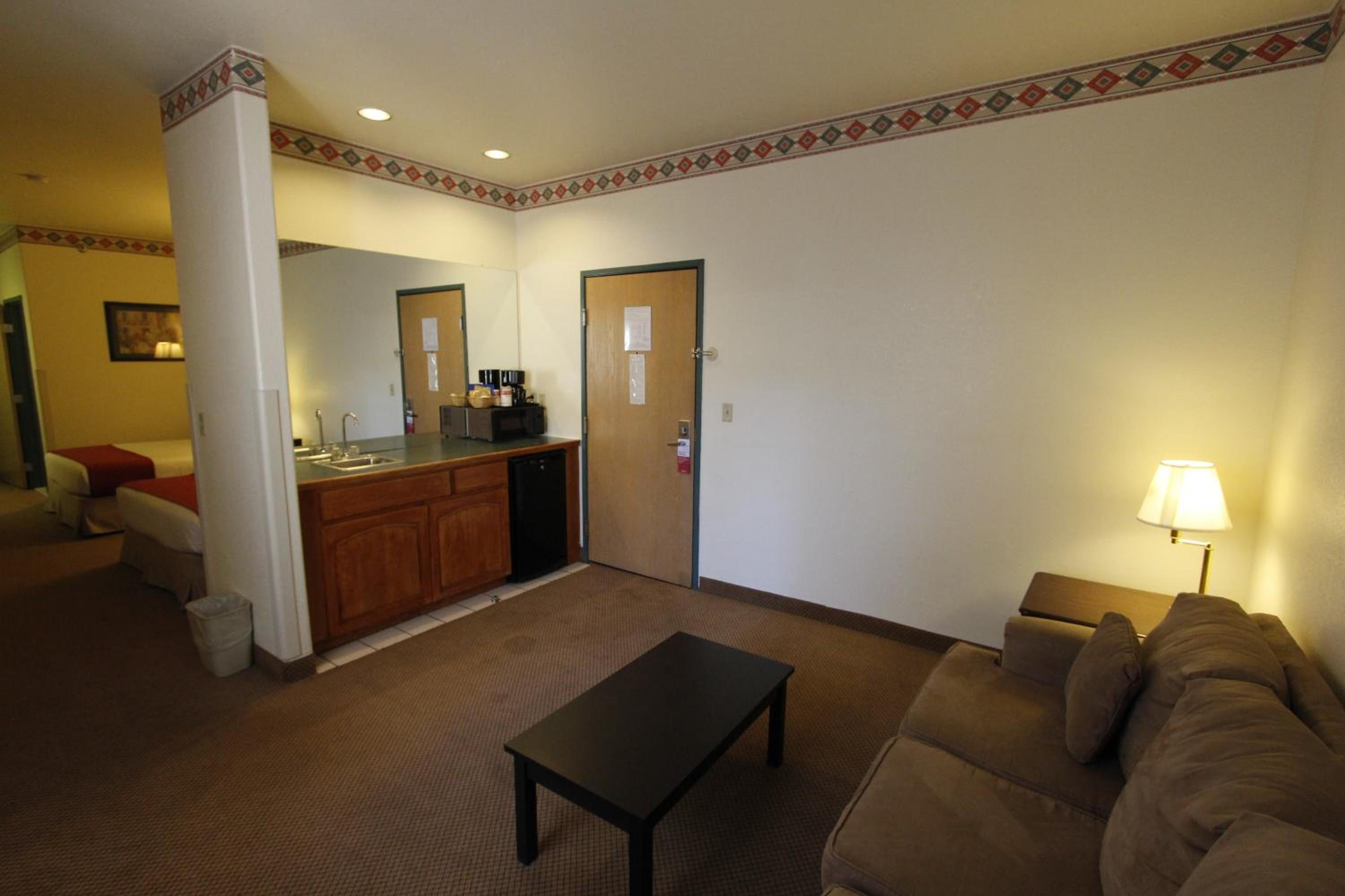 Studio Suite with Two Queen Beds - Non-Smoking - Photo 4