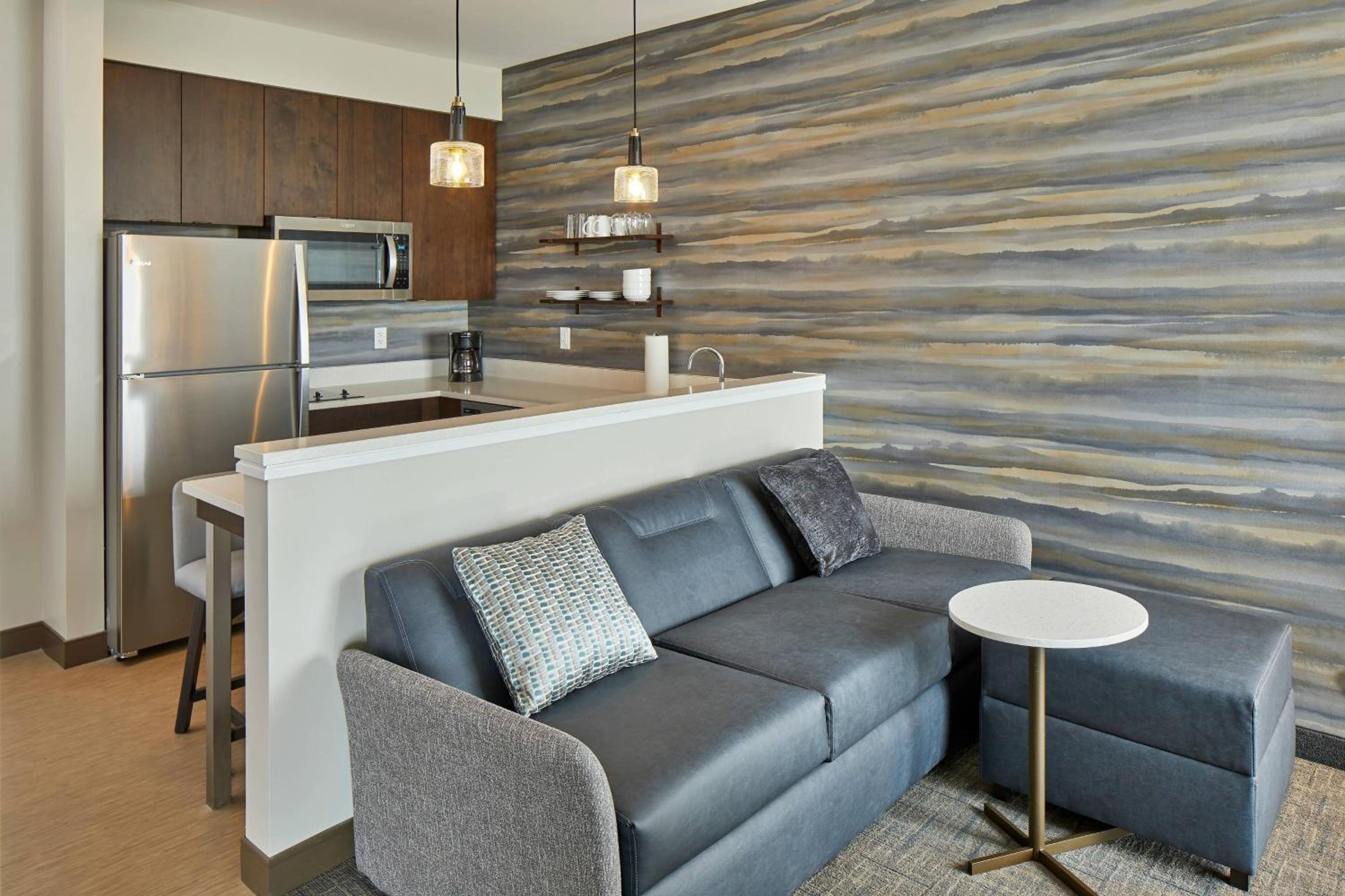 1 Bedroom Suite, 1 King, Sofa bed - Photo 6