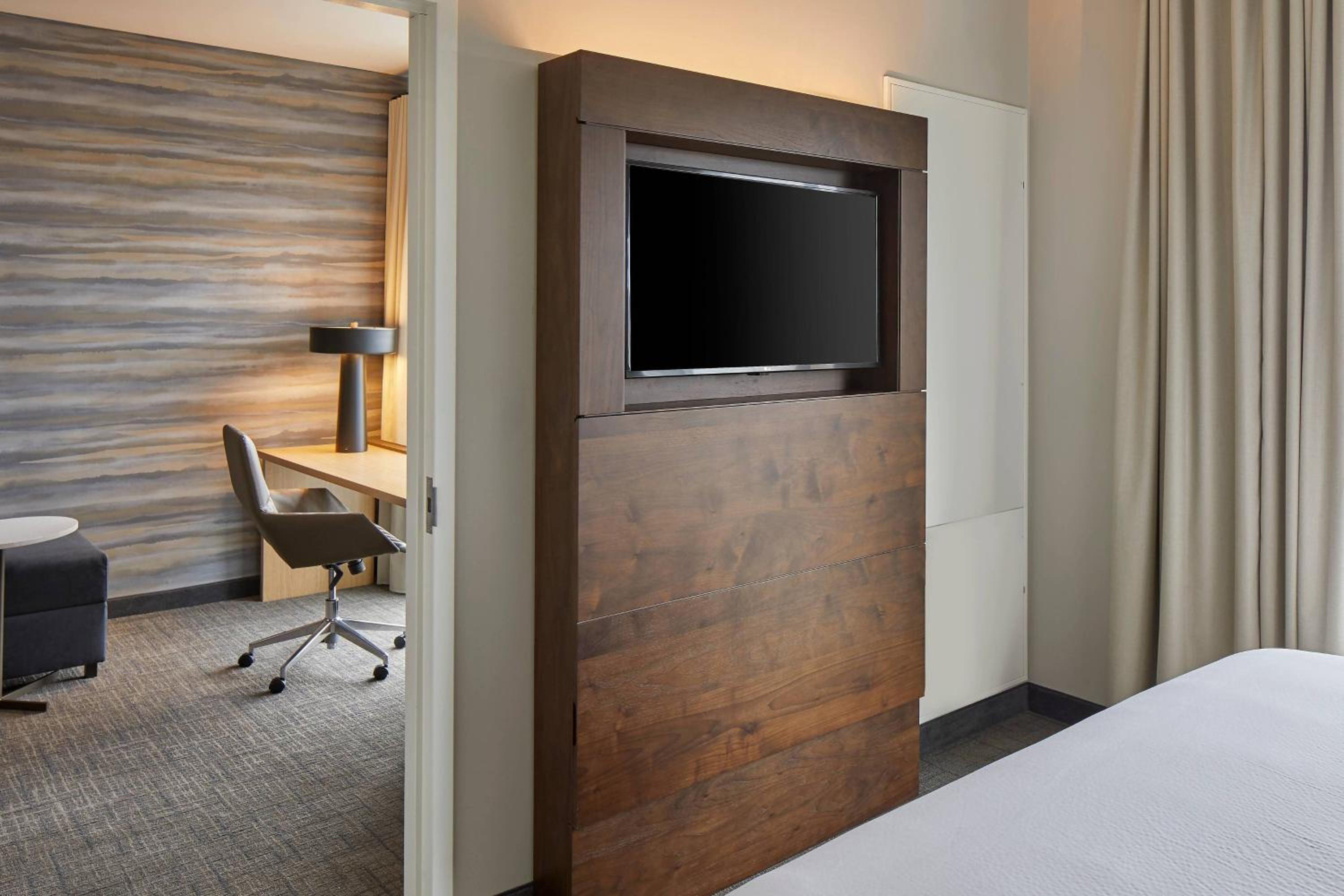1 Bedroom Suite, 1 King, Sofa bed - Photo 5
