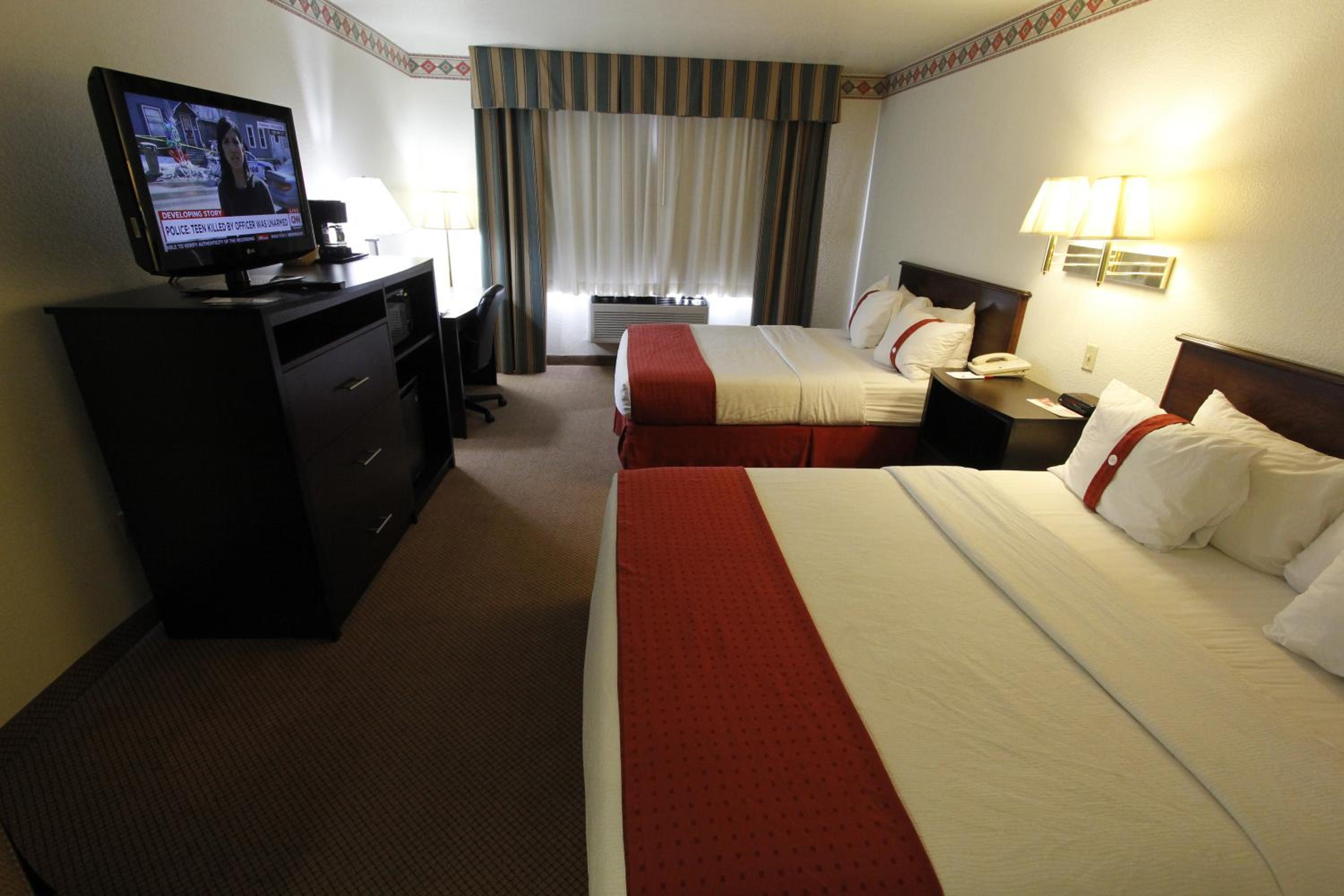 Queen Room with Two Queen Beds - Non-Smoking - Photo 5