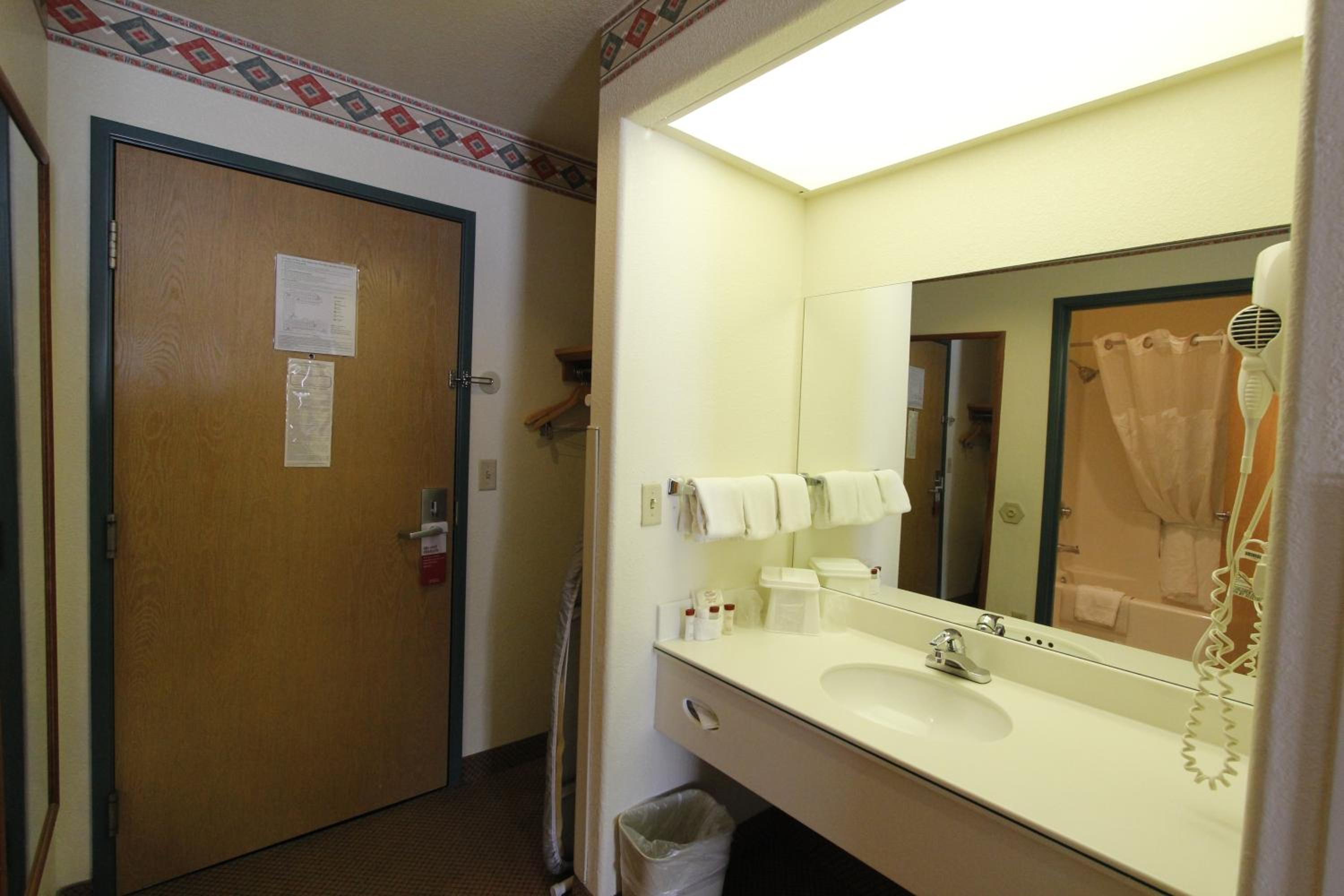 Queen Room - Non-Smoking - Photo 3