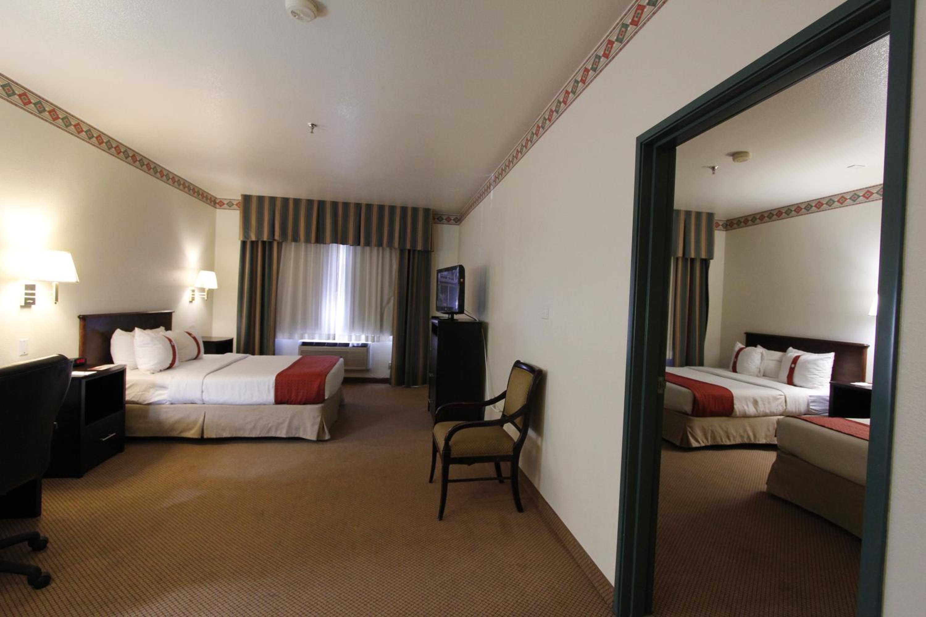 Studio Suite with Three Queen Beds - Non-Smoking - Photo 5