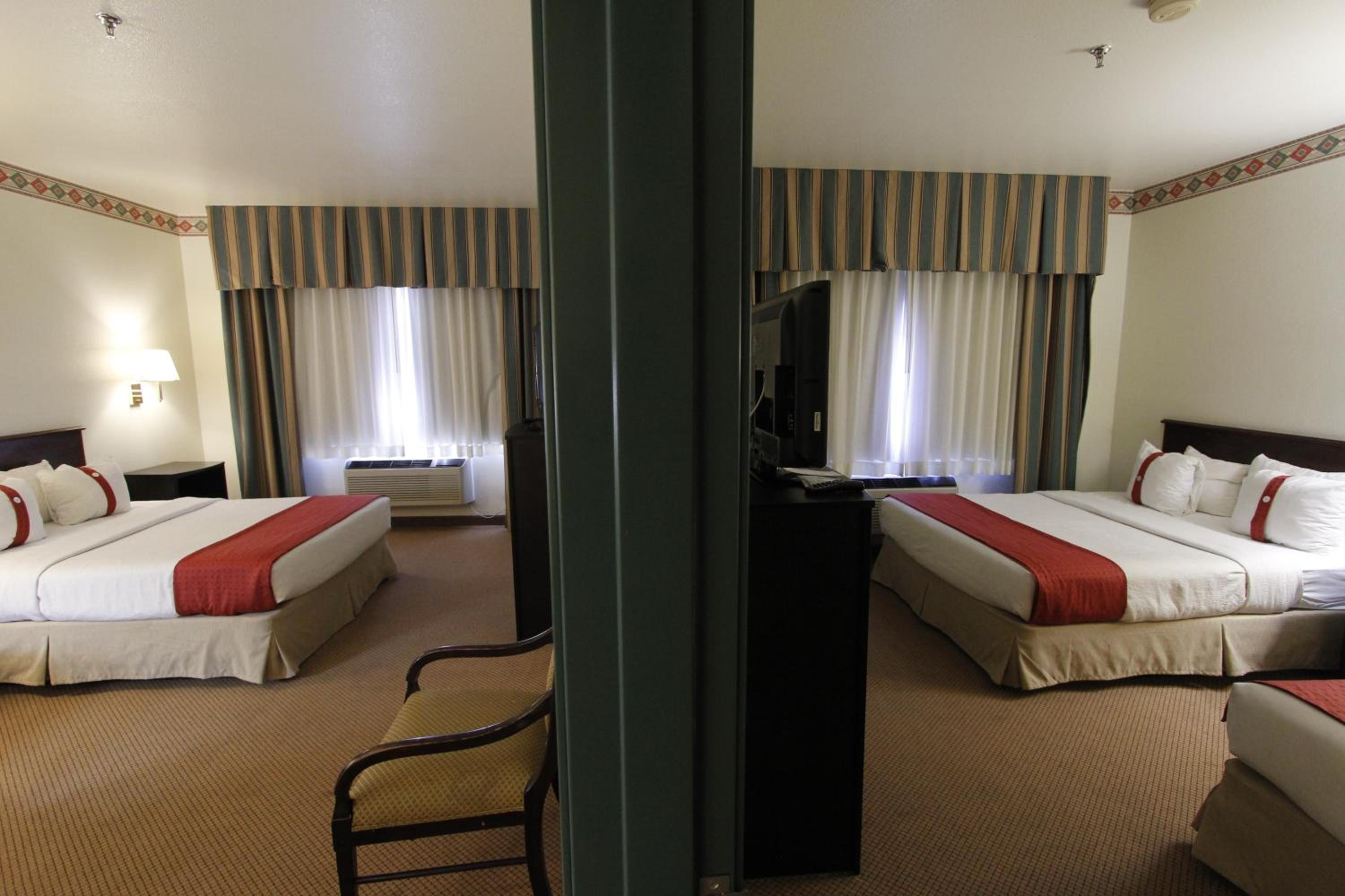 Studio Suite with Three Queen Beds - Non-Smoking - Photo 4