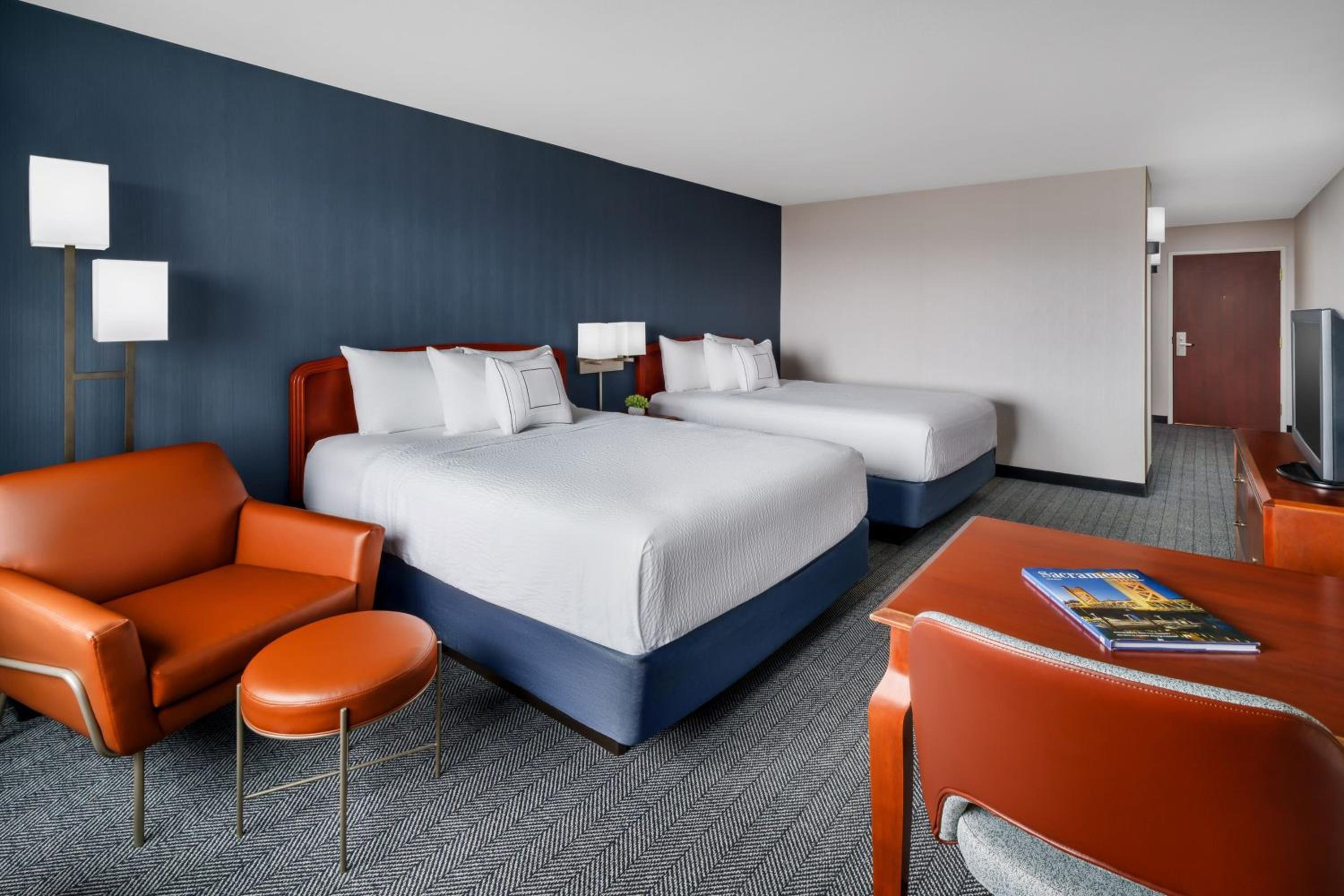 Queen Room with Two Queen Beds - Photo 4