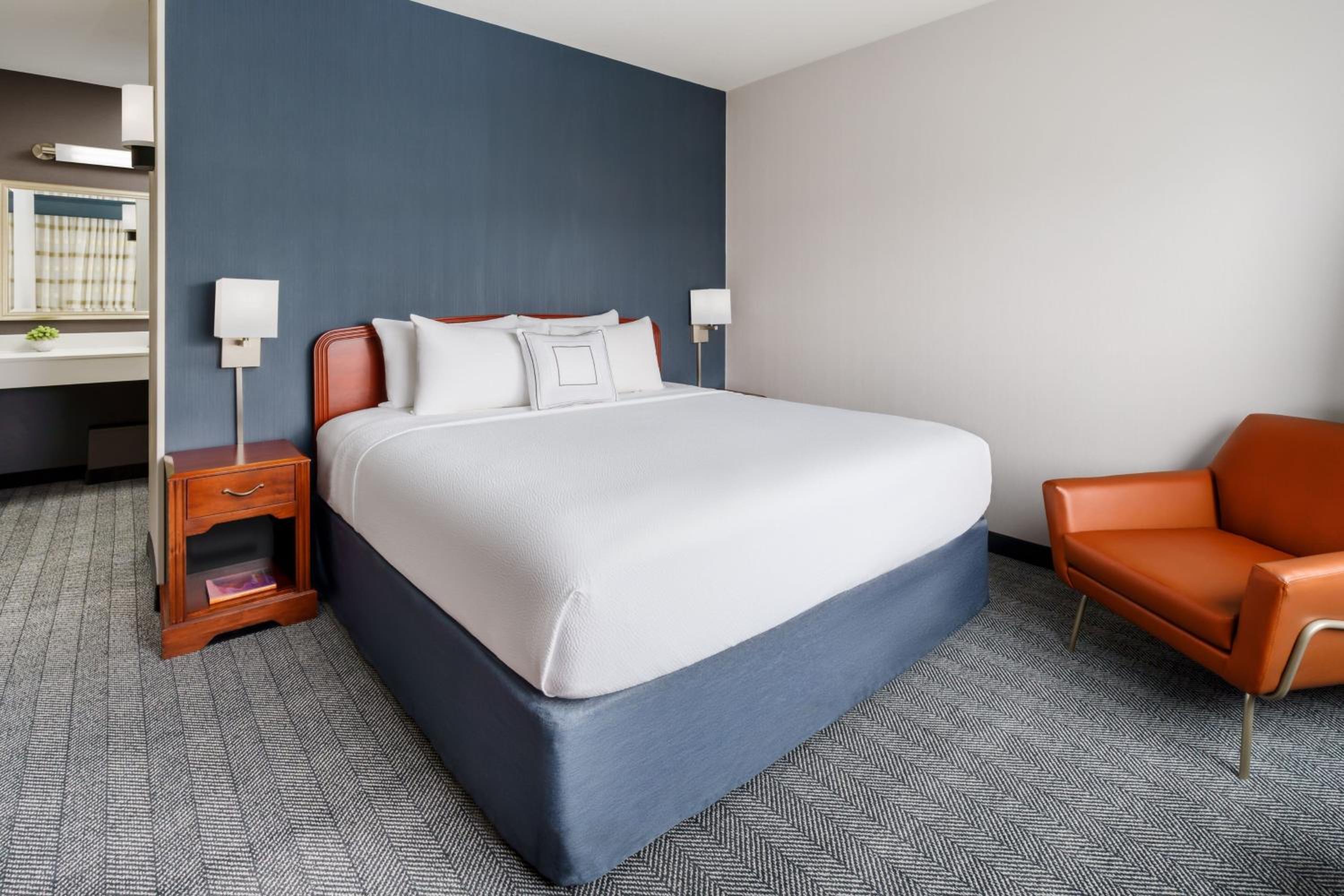One-Bedroom King Suite with Balcony and Sofa Bed - Photo 4