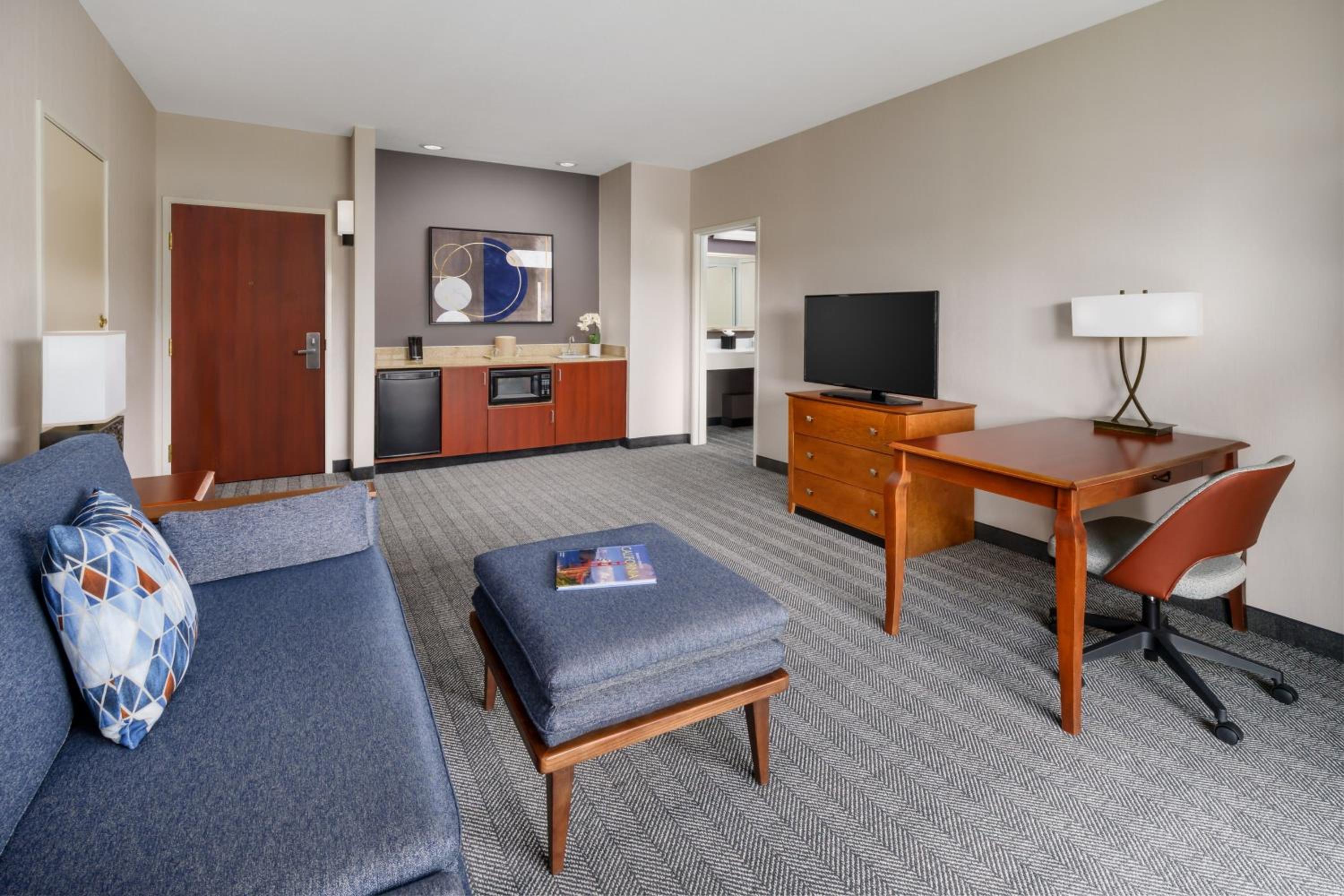 One-Bedroom King Suite with Balcony and Sofa Bed - Photo 8