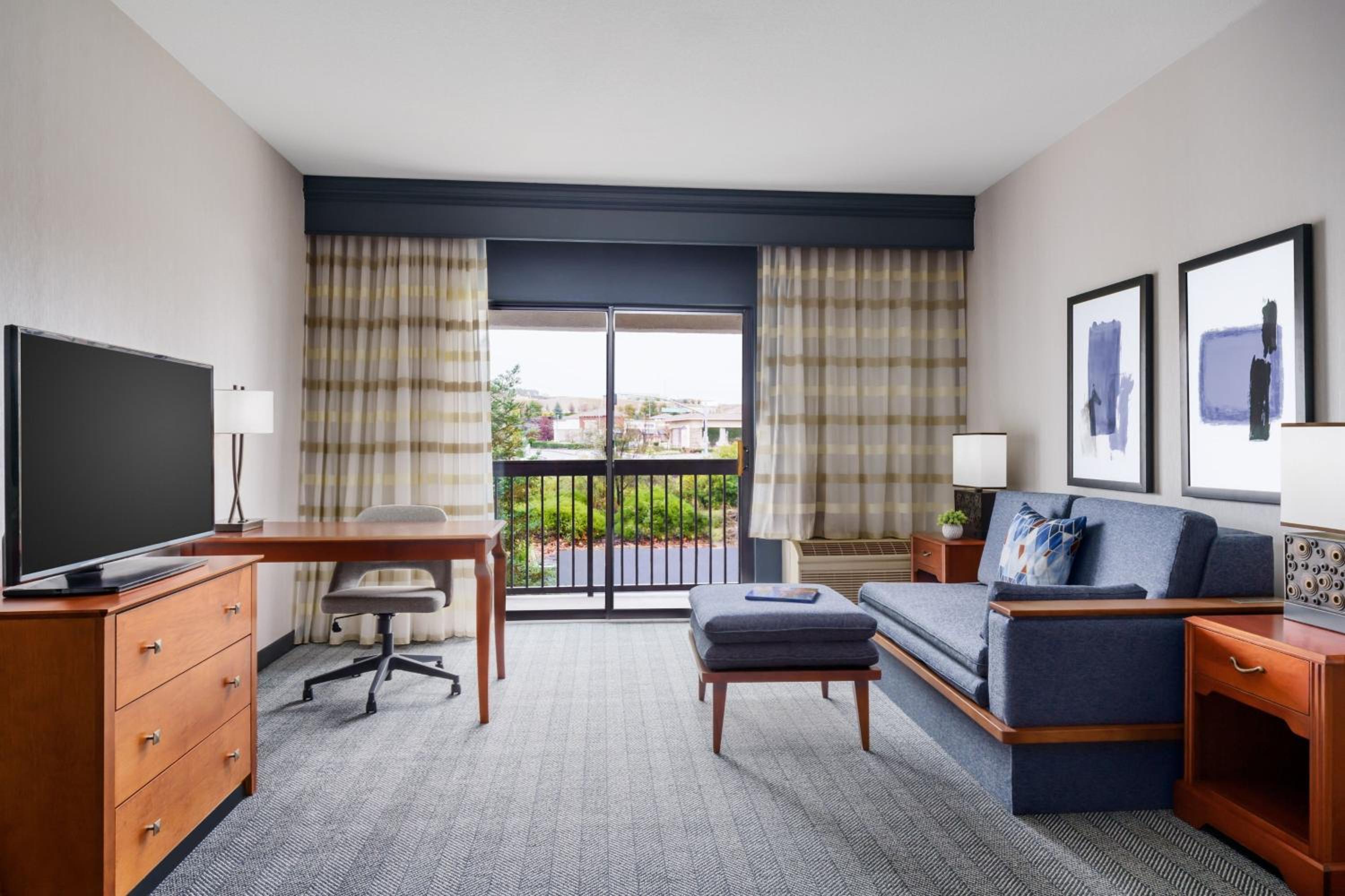 One-Bedroom King Suite with Balcony and Sofa Bed - Photo 9