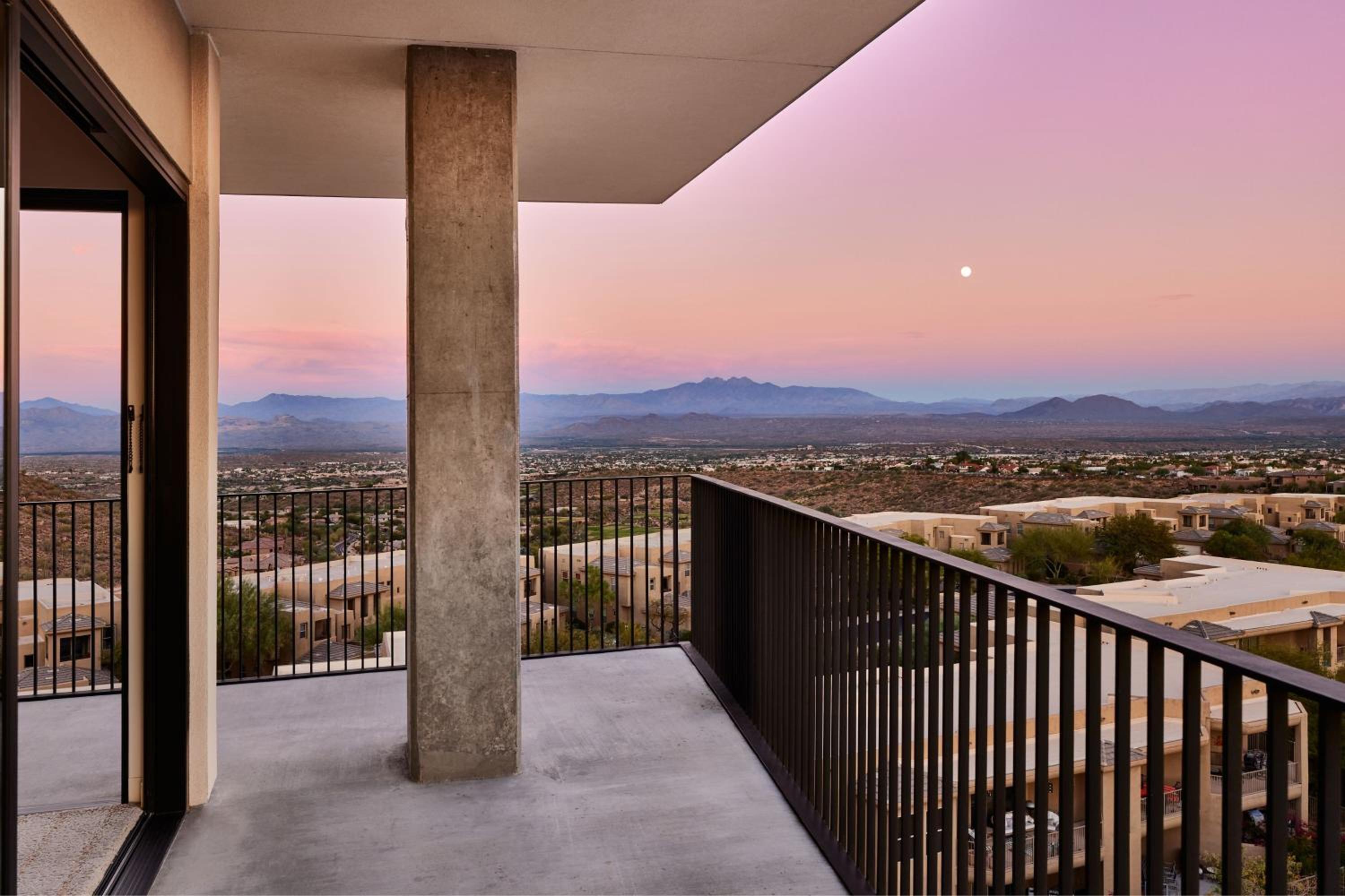 Dark Sky Corner Suite, 1 Bedroom Suite, 1 King, Corner room - Photo 6