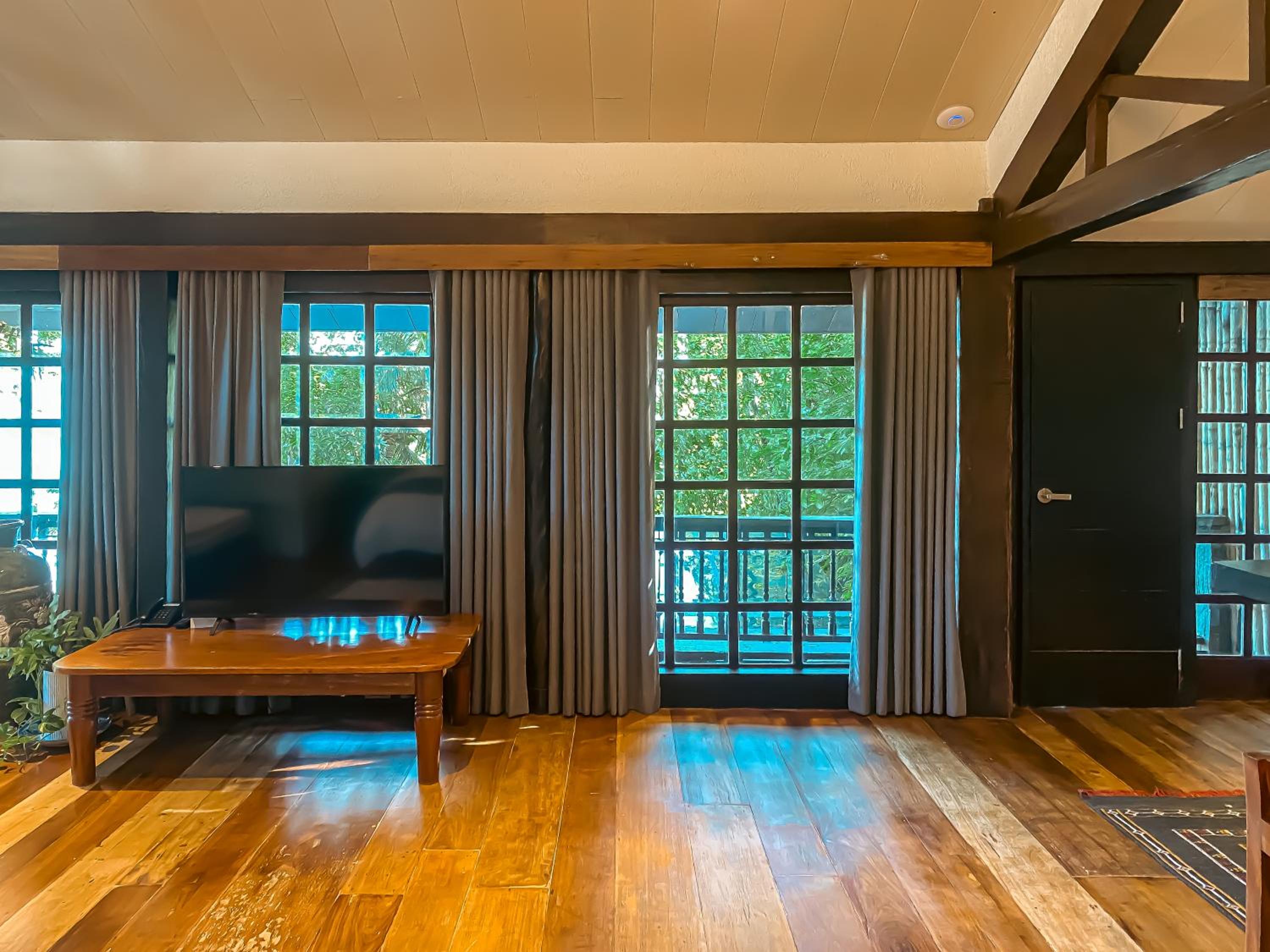 Junior Suite with Balcony - Photo 4