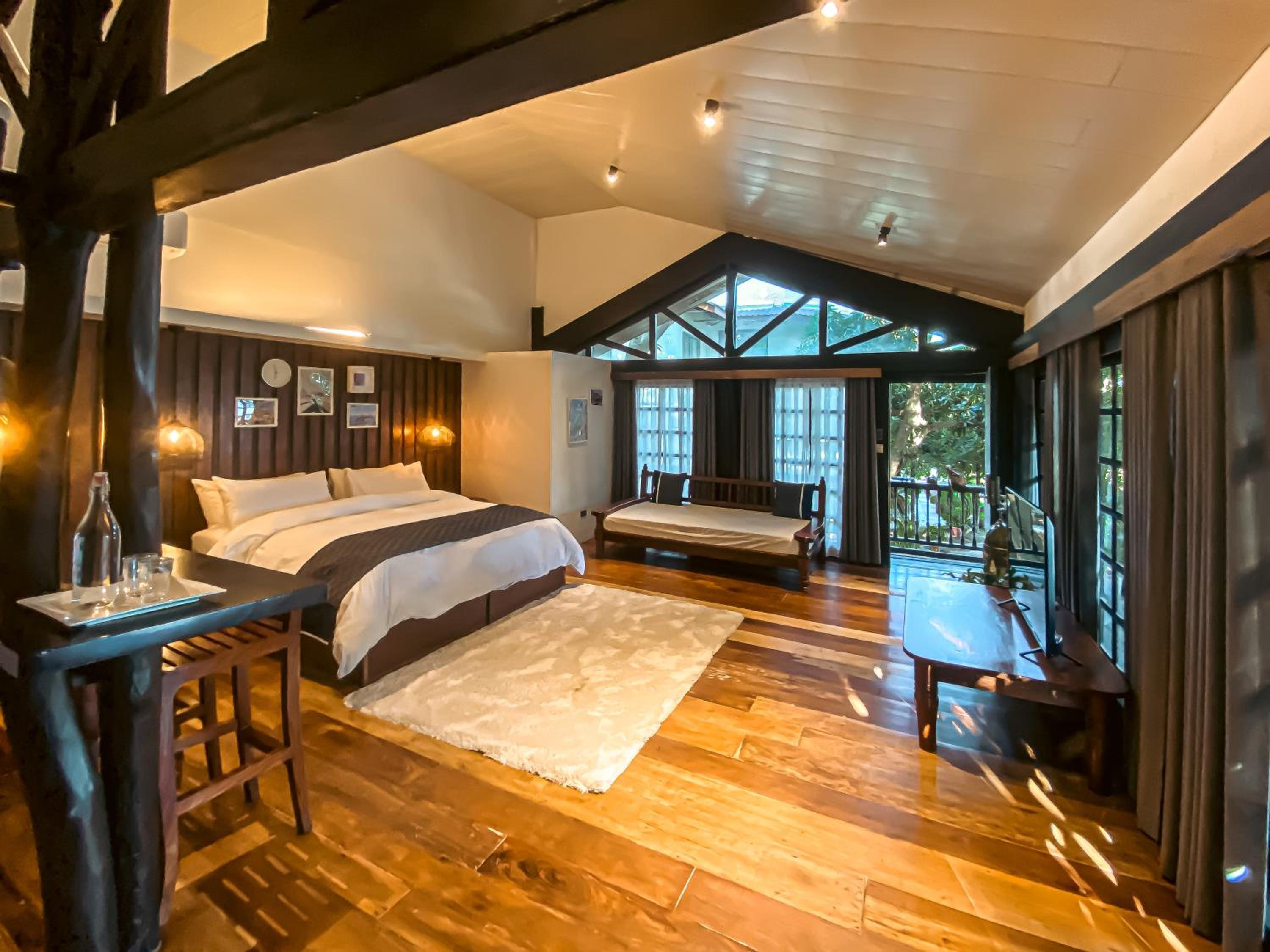 Junior Suite with Balcony - Photo 3