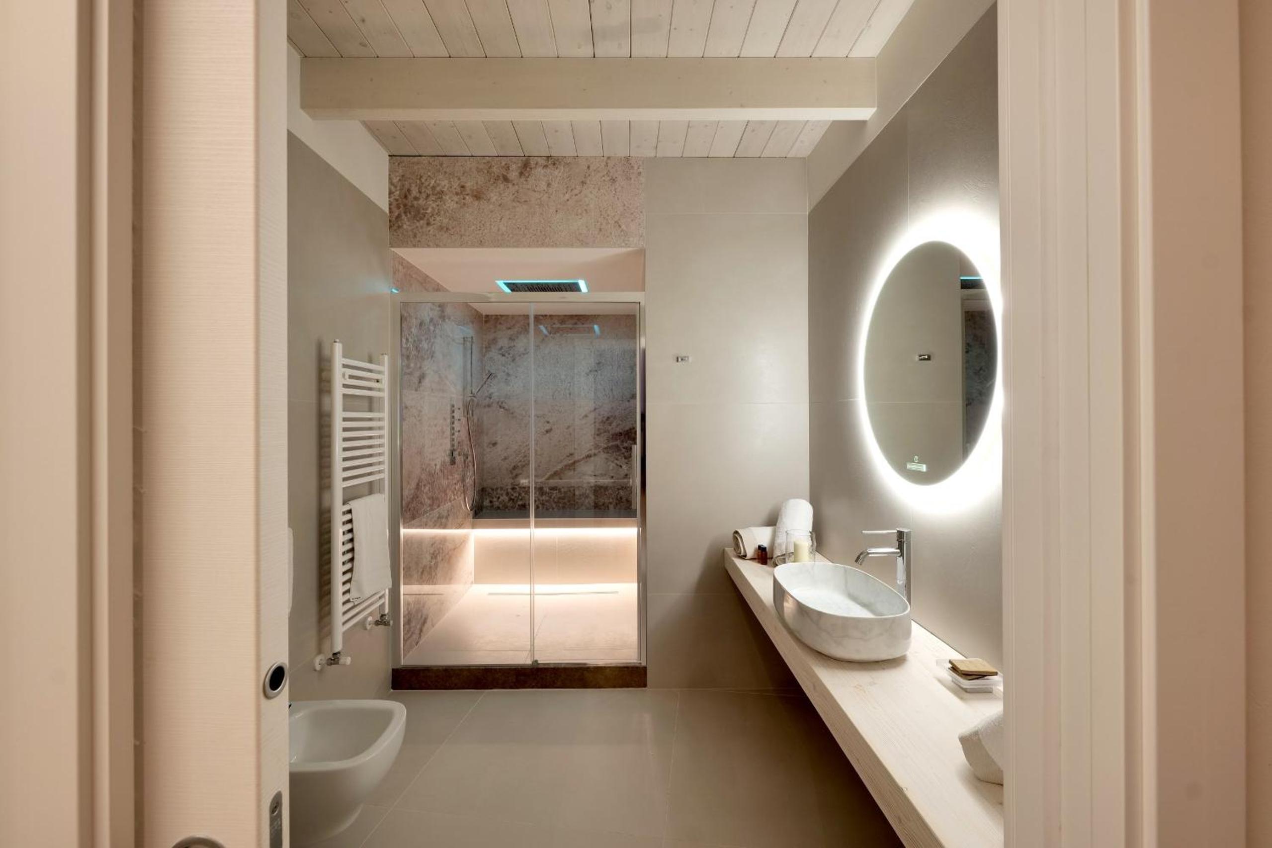 Suite with Balcony and Spa Bath photo 3