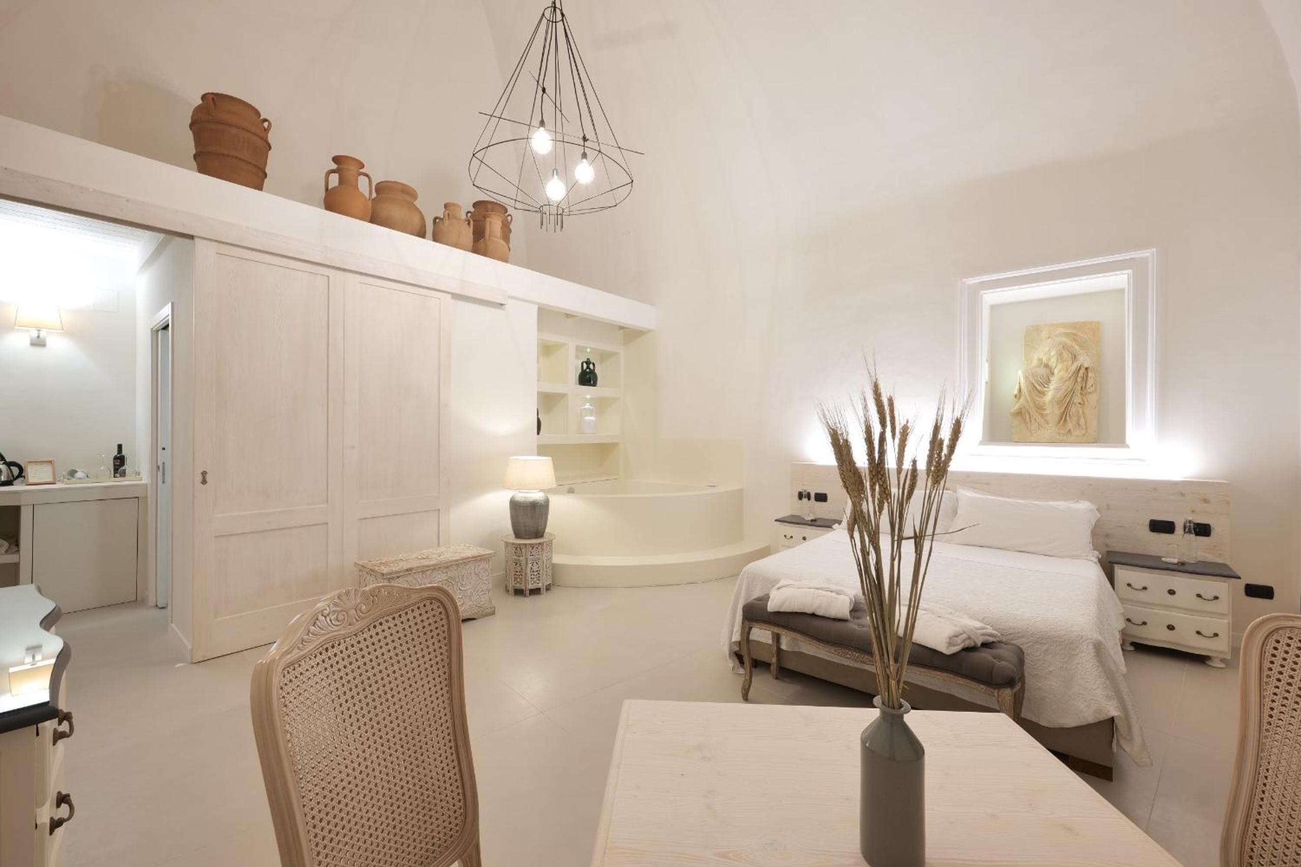 Suite with Balcony and Spa Bath photo 2
