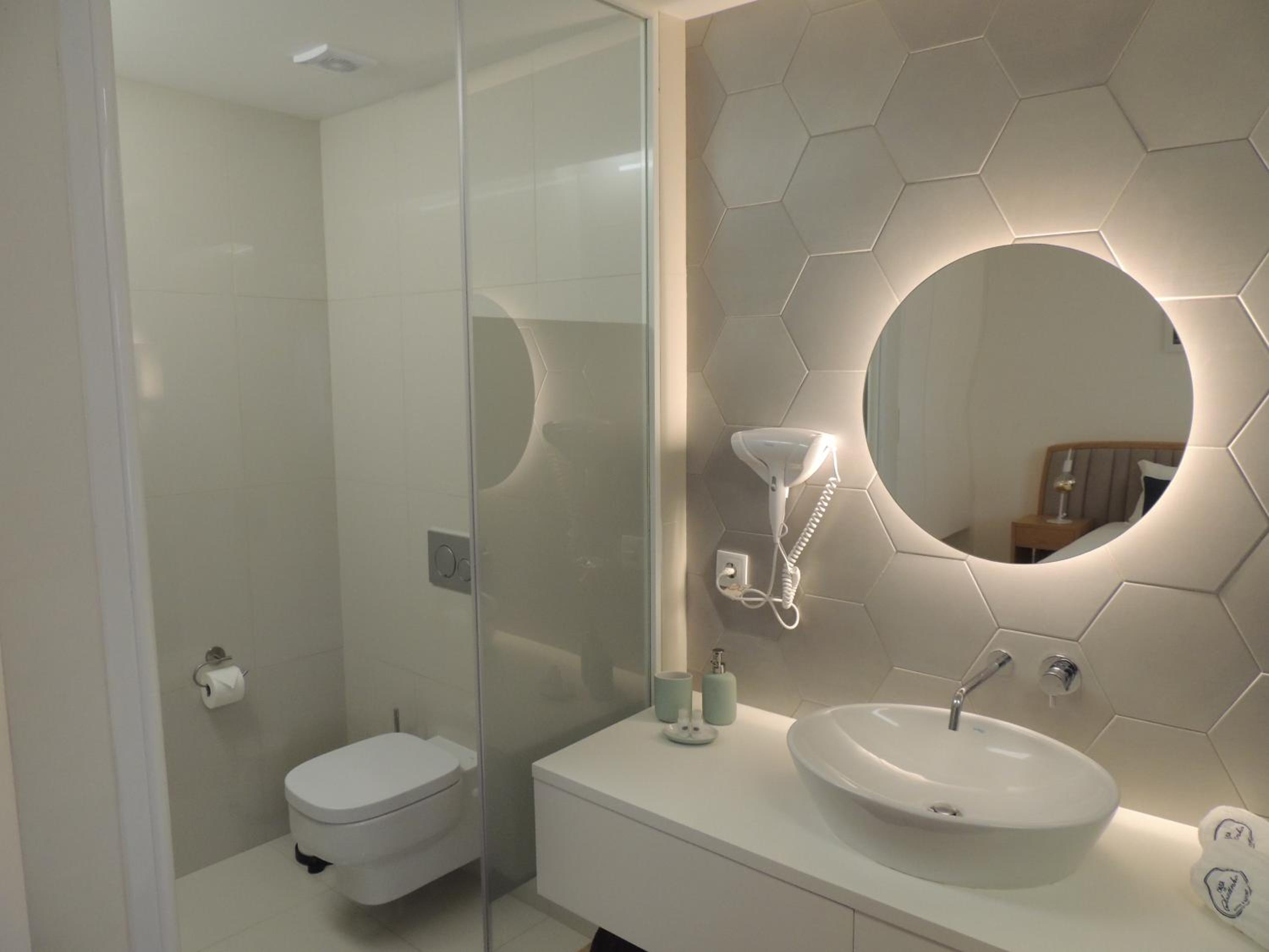 Suite with Pool View - Photo 9