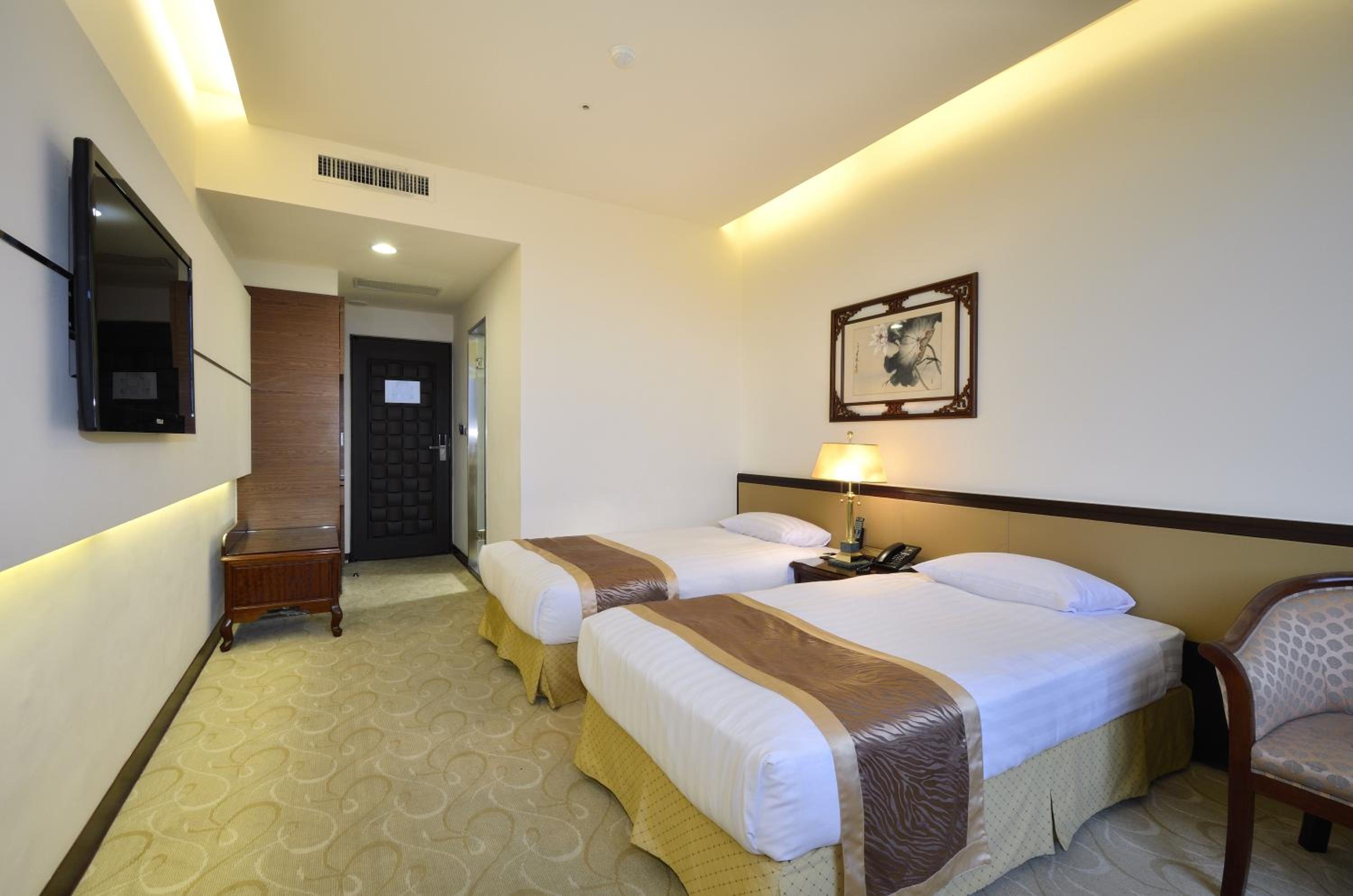 Exquisite Twin Room with Window photo 2