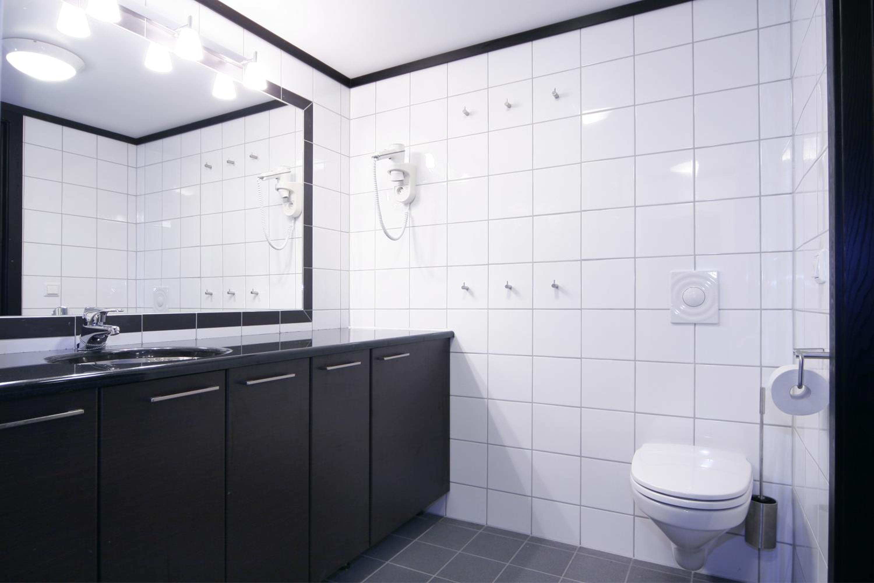 Three-Bedroom Apartment (8 Adults) - Photo 4
