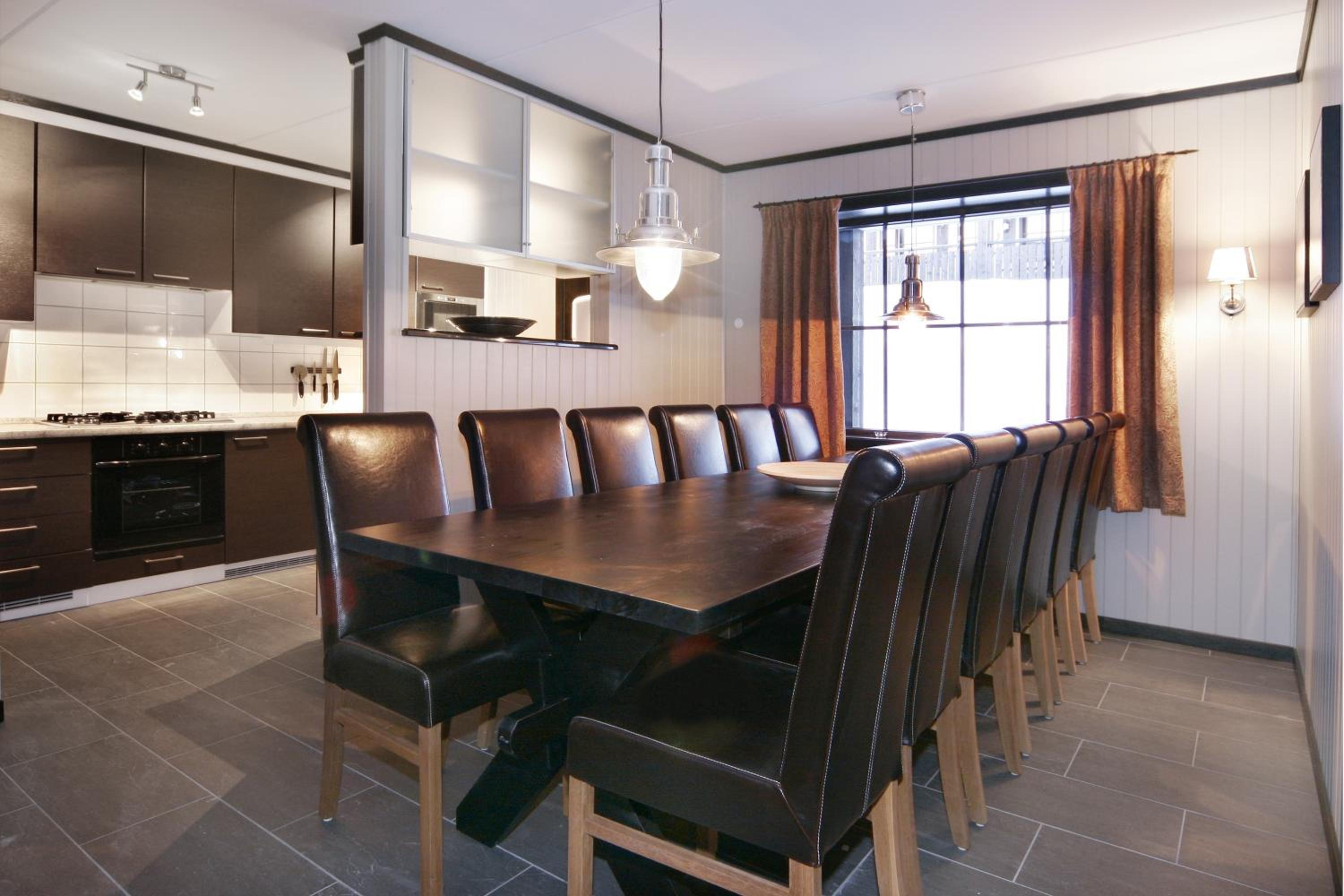 Five-Bedroom Apartment - Photo 8