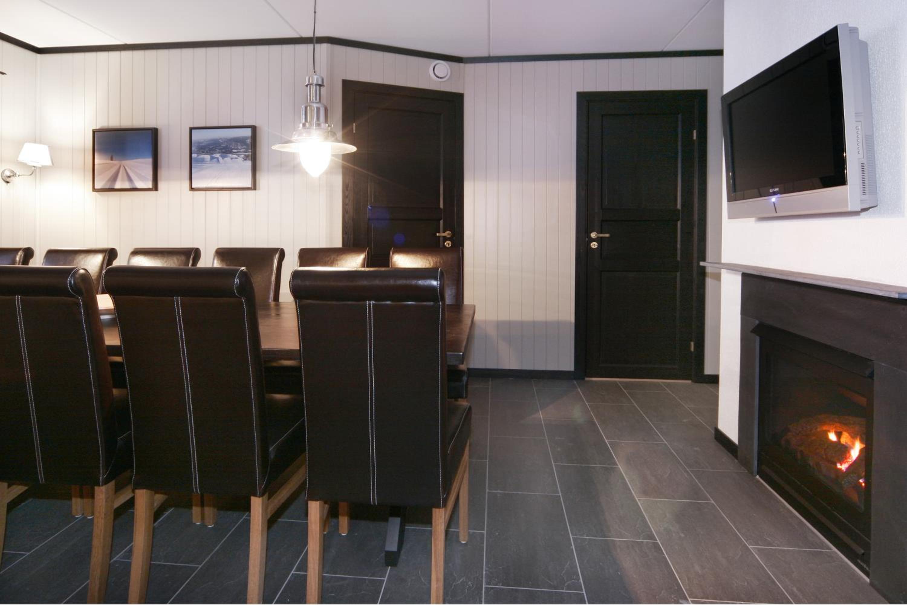 Five-Bedroom Apartment - Photo 3
