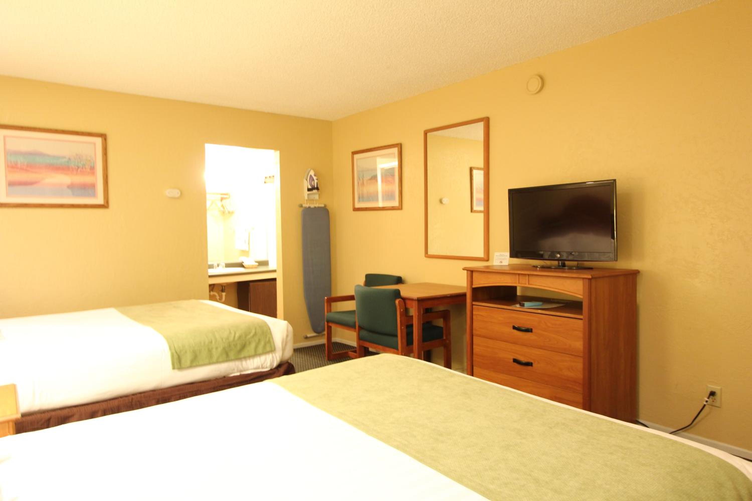 Queen Room with Two Queen Beds - Photo 3