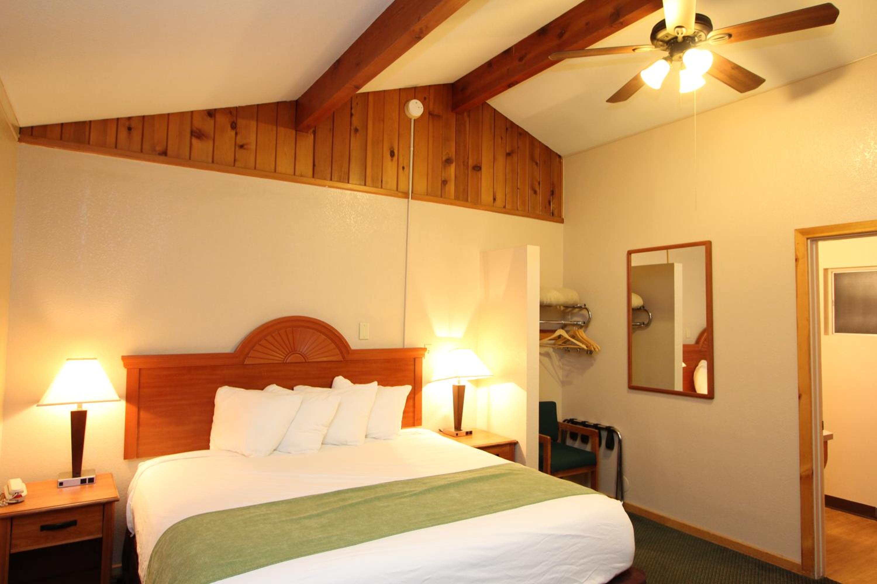 Queen Room photo 1
