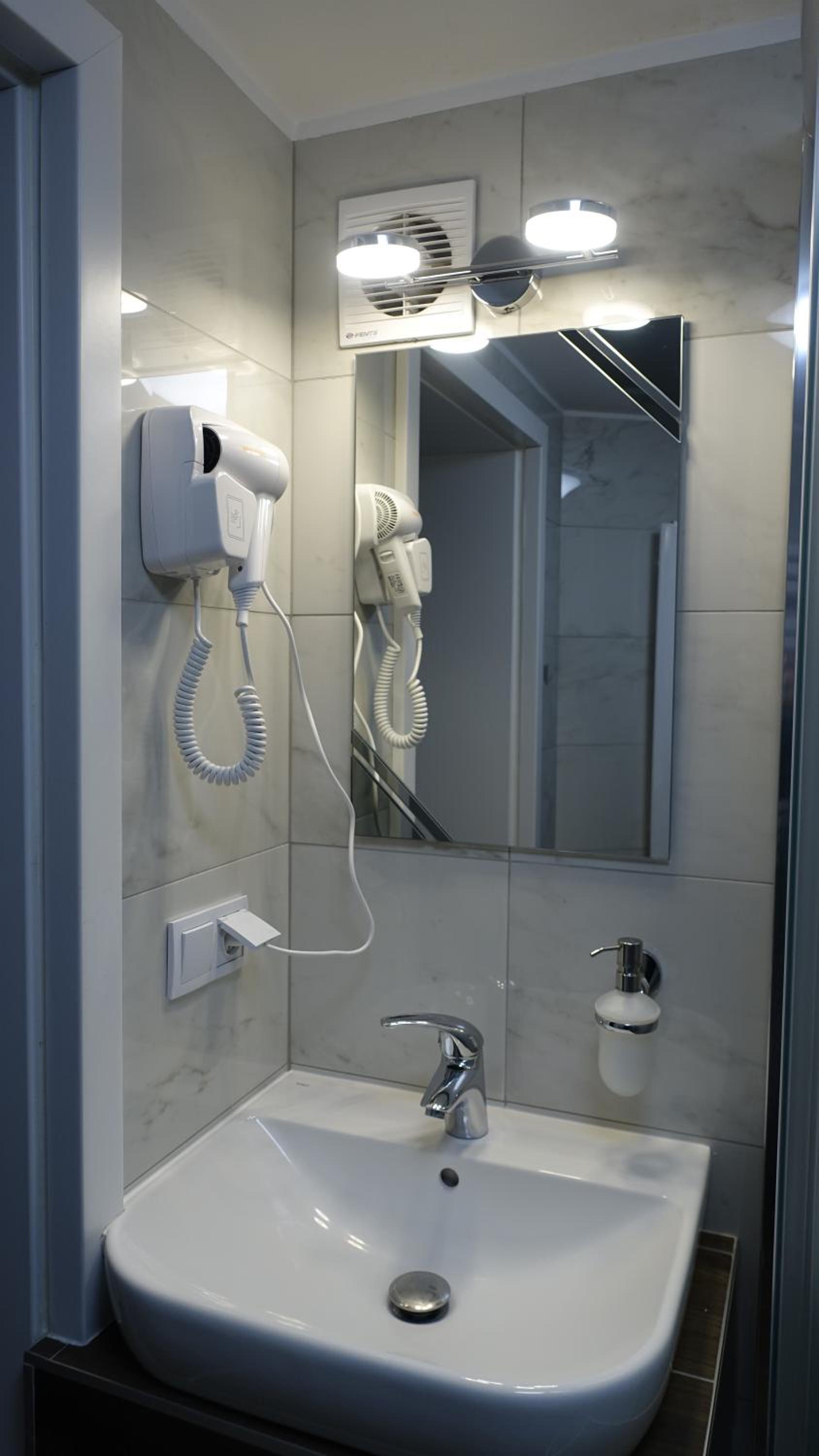 Triple Room with Private Bathroom - Photo 2