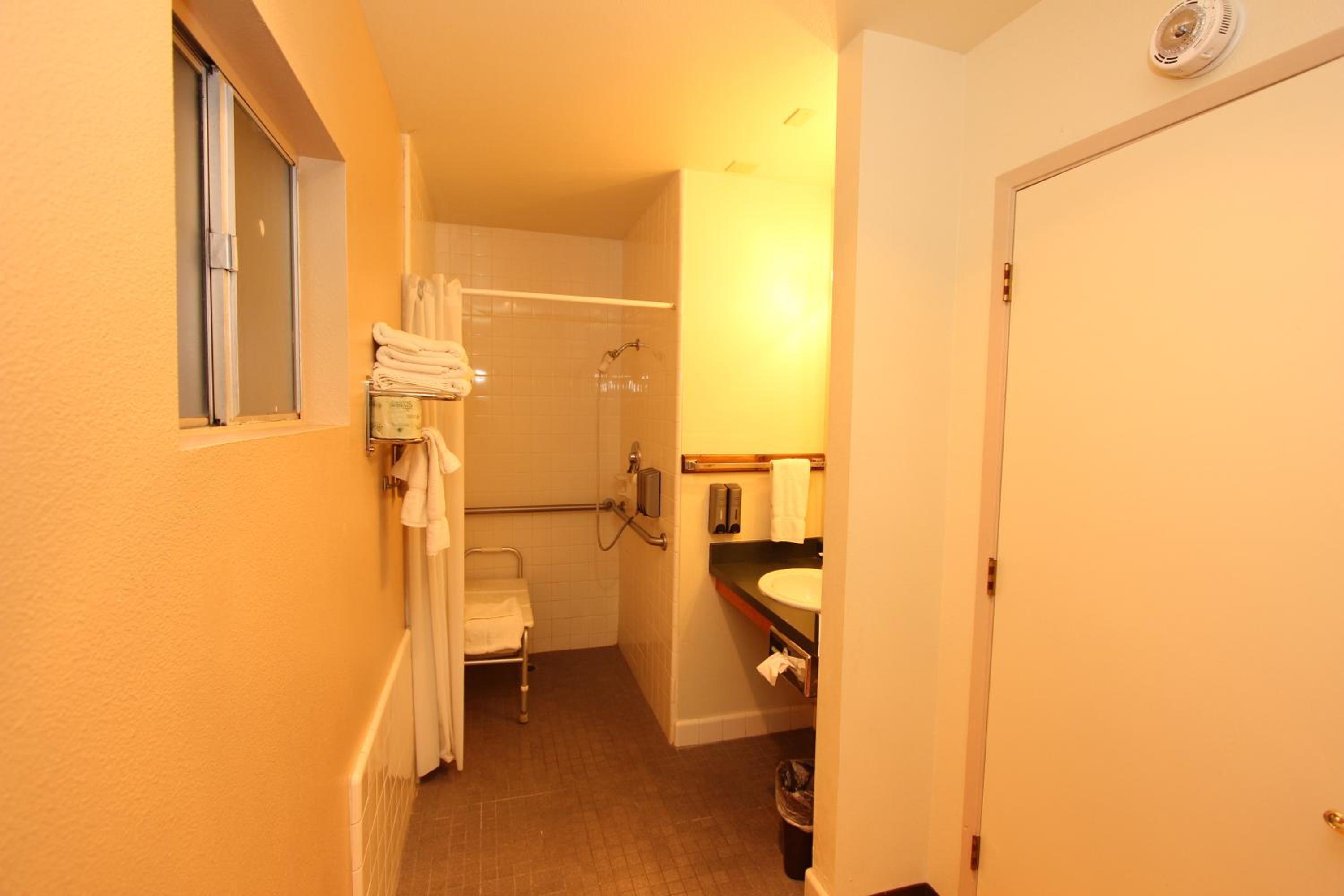 Queen Room with Two Queen Beds - Pet Friendly photo 2