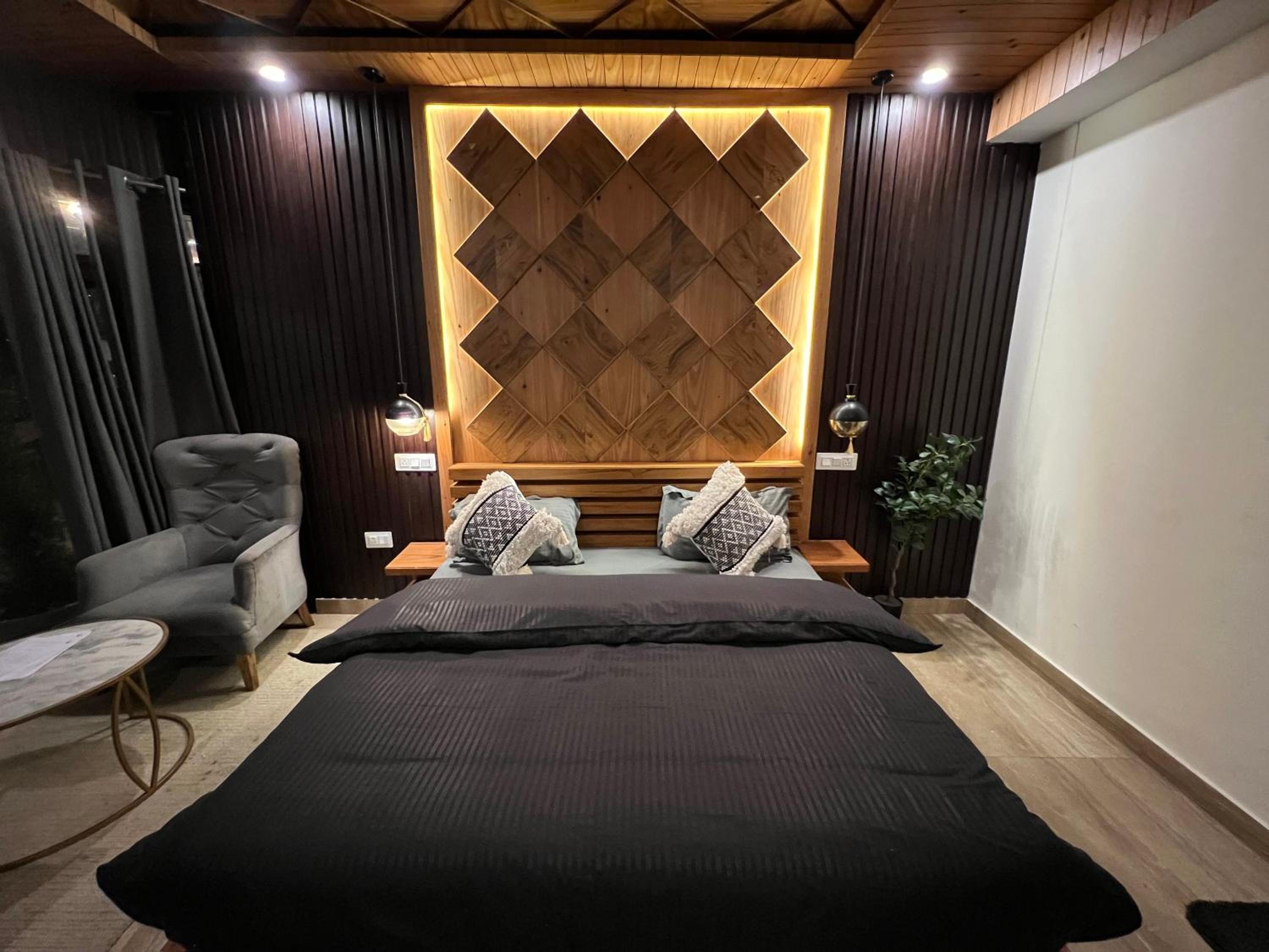 Deluxe King Room - Photo 3